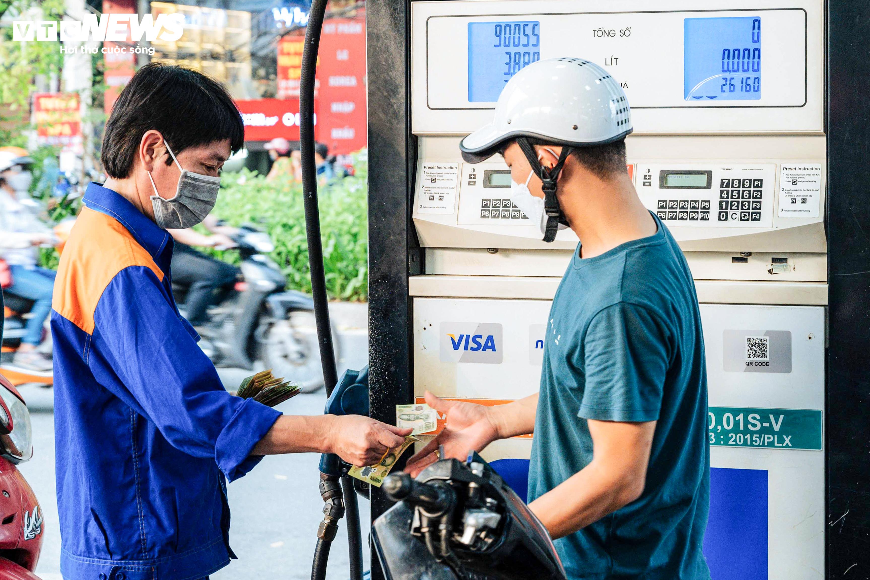 Giá xăng hôm nay giảm dưới 100 đồng/lít, giá dầu đồng loạt tăng. (Ảnh minh họa: Minh Đức).