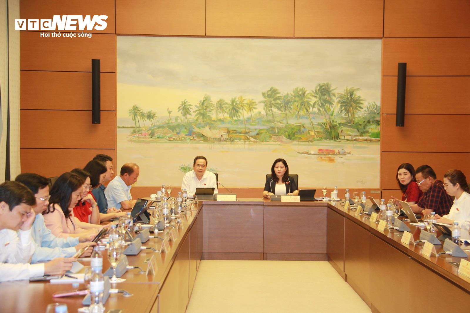 Các đại biểu tại họp tổ sáng 23/5.