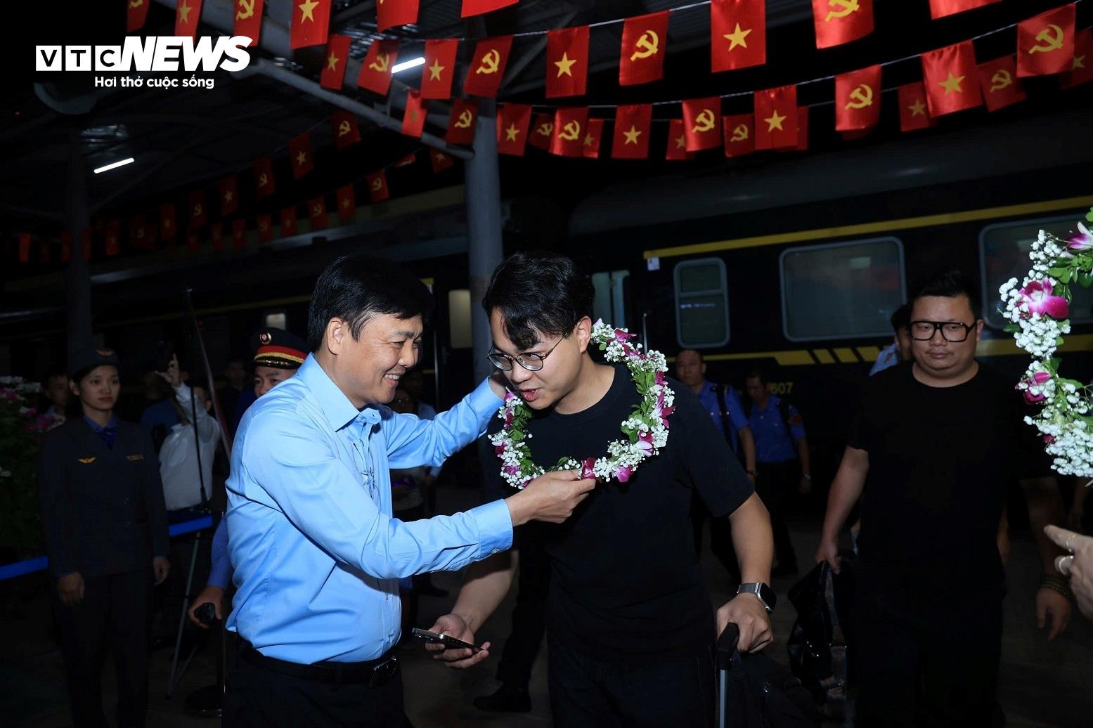 Tại đây, lãnh đạo Tổng Công ty Đường sắt Việt Nam đã tặng hoa cho đoàn khách Trung Quốc trên chuyến tàu liên vận quốc tế đầu tiên sau khôi phục. (Ảnh: BCR)