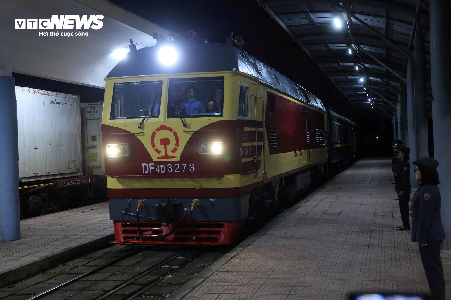 Đúng 23h20 đêm 25/5, đoàn tàu liên vận Việt Nam - Trung Quốc về đến ga Đồng Đăng (Lạng Sơn), chở đoàn khách đầu tiên quay lại Việt Nam bằng tuyến đường này sau 5 năm tạm dừng hoạt động. (Ảnh: BCR)