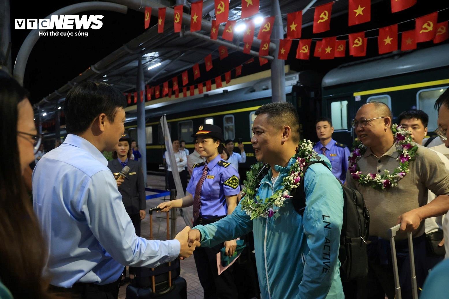 Những hành khách quốc tế đầu tiên quay trở lại Việt Nam trên tuyến đường sắt liên vận Việt Nam - Trung Quốc. (Ảnh: BCR)