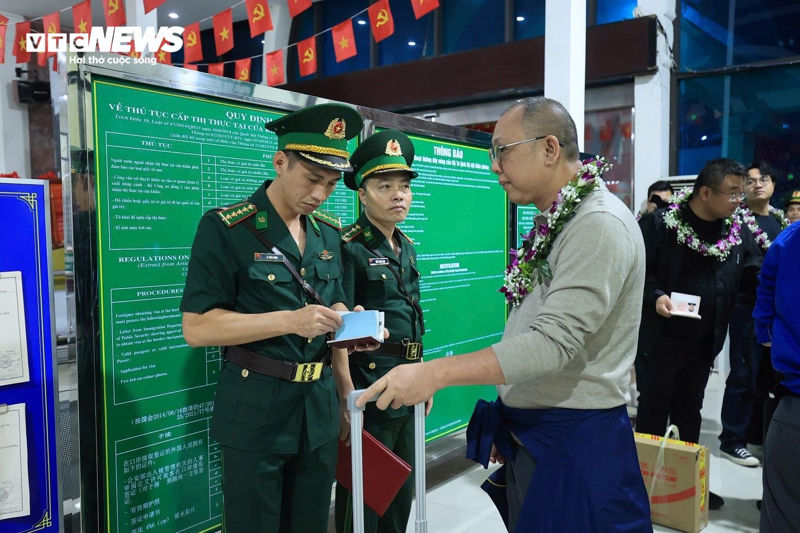 Hành khách làm thủ tục trước khi vào Việt Nam. (Ảnh: BCR)
