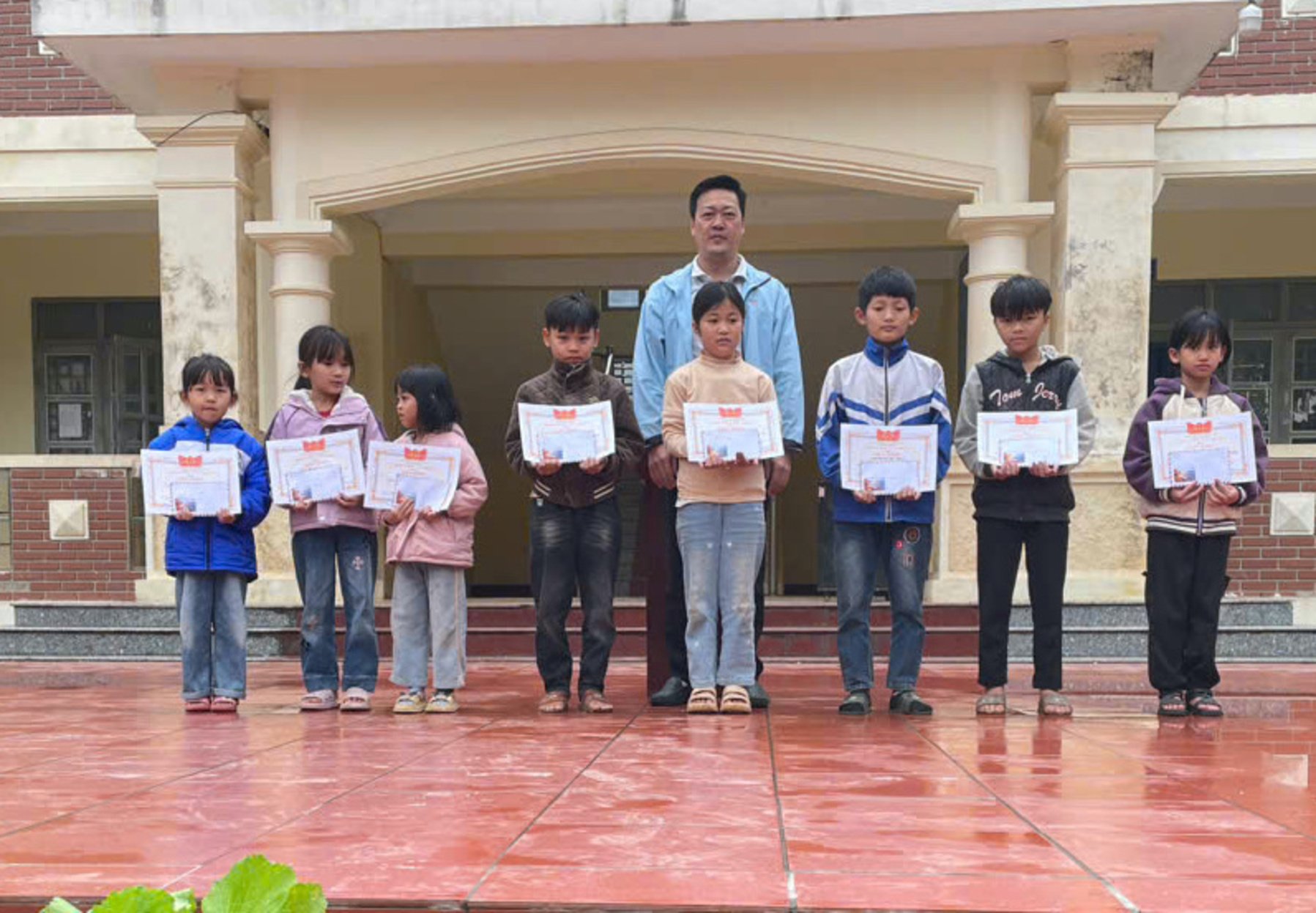 El profesor Pham Quoc Bao y sus alumnos. (Foto: NVCC)