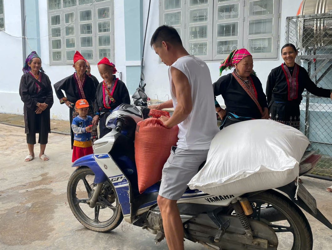 Los padres llevaron arroz a casa con entusiasmo. (Foto: NVCC)