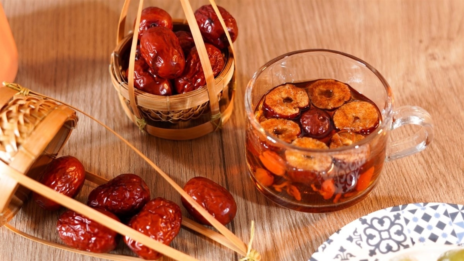 Uống trà táo đỏ mỗi ngày có tốt không? (Ảnh minh họa)