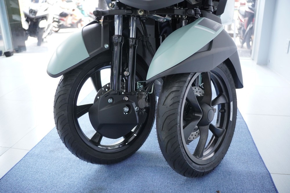 Cận cảnh mẫu xe tay ga Yamaha có bánh kép độc lạ - 2