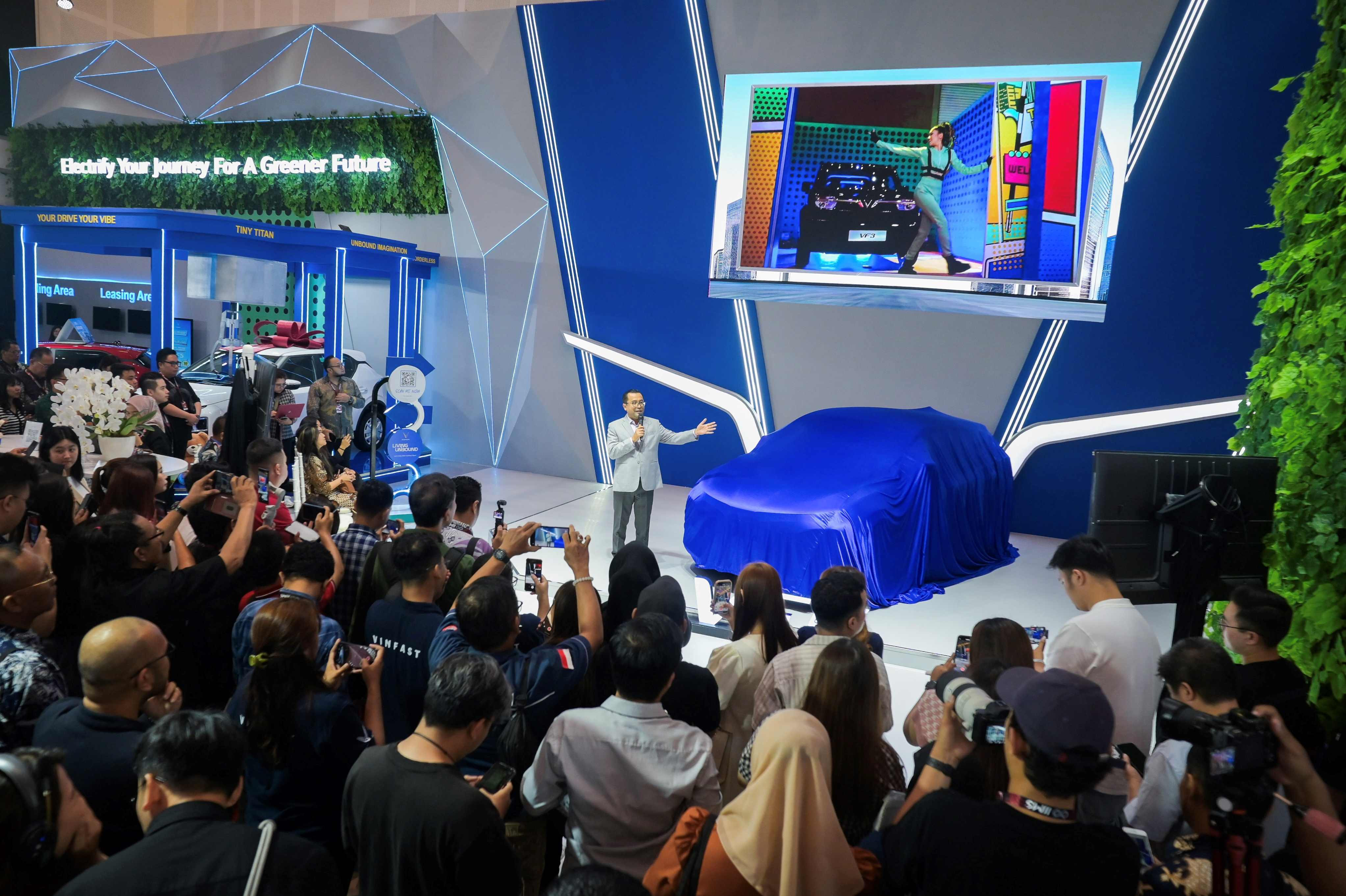 Gian hàng của VinFast thu hút đông đảo khách tham quan trong suốt thời gian diễn ra sự kiện.