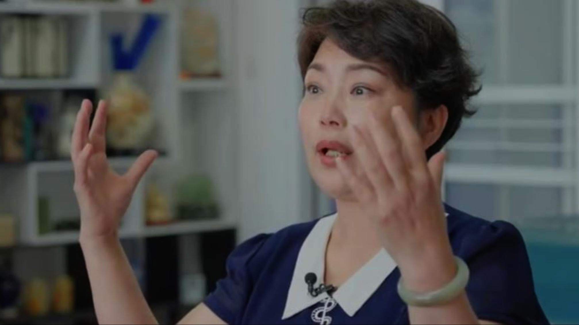 Bà Tấu làm nhiều công việc để nuôi dạy, trị bệnh và cho con học hành thành tài. (Ảnh: Ifeng)