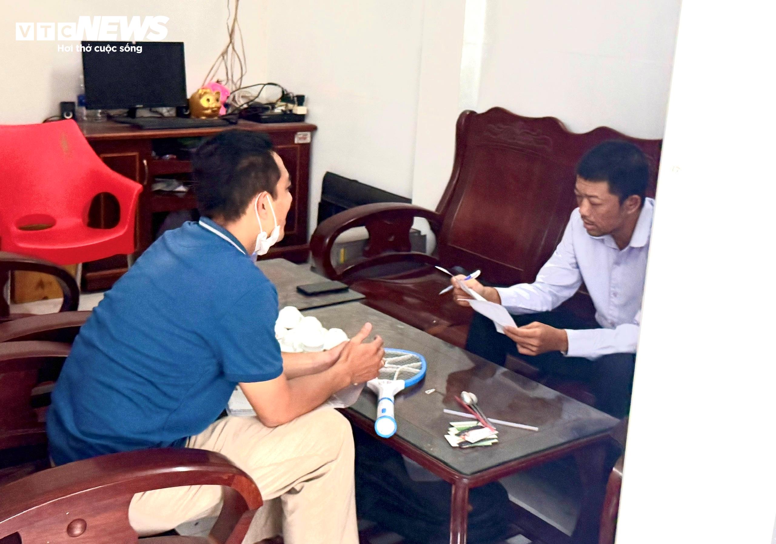 Điều tra viên thuộc Cơ quan Cảnh sát điều tra - Công an tỉnh Sóc Trăng làm việc với ông Liễu Quí Ngân tại nhà riêng vào chiều 2/6.