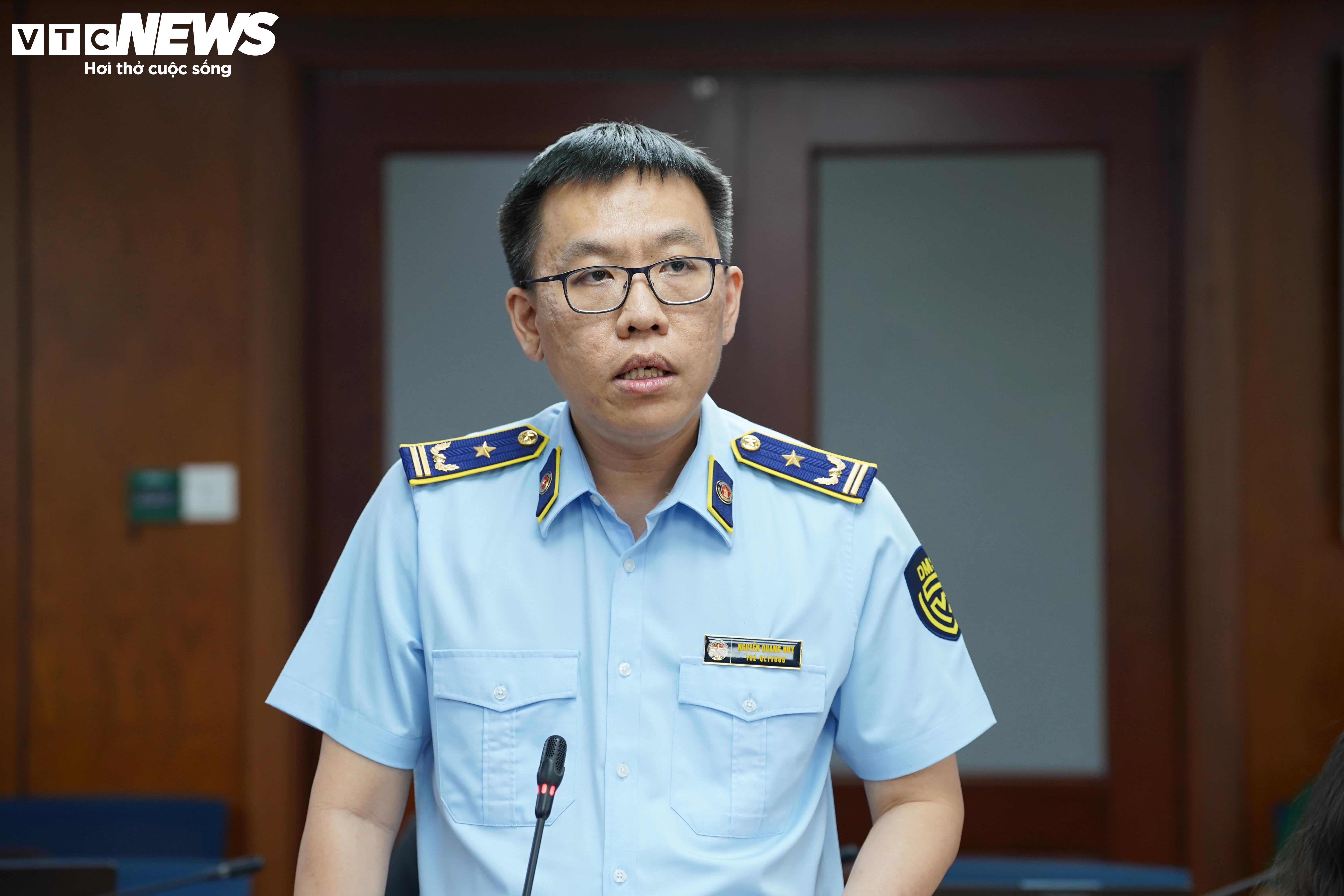 Ông Nguyễn Quang Huy, Phó Chi cục trưởng Chi cục Quản lý thị trường TP.HCM thông tin tại họp báo ngày 5/6.