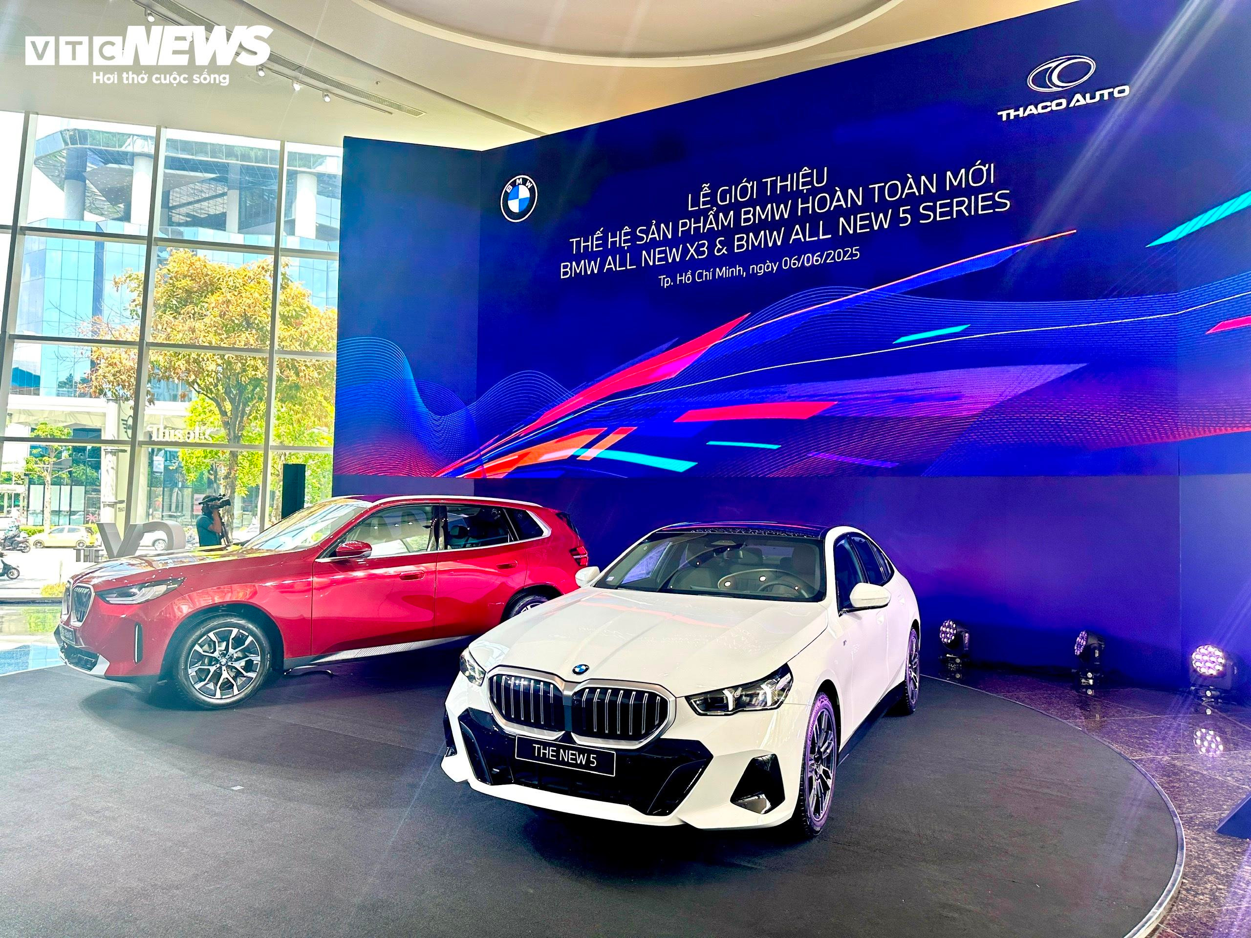 BMW 5 Series cùng X3 được giới thiệu tới người dùng. (Ảnh: Mạnh Hùng)