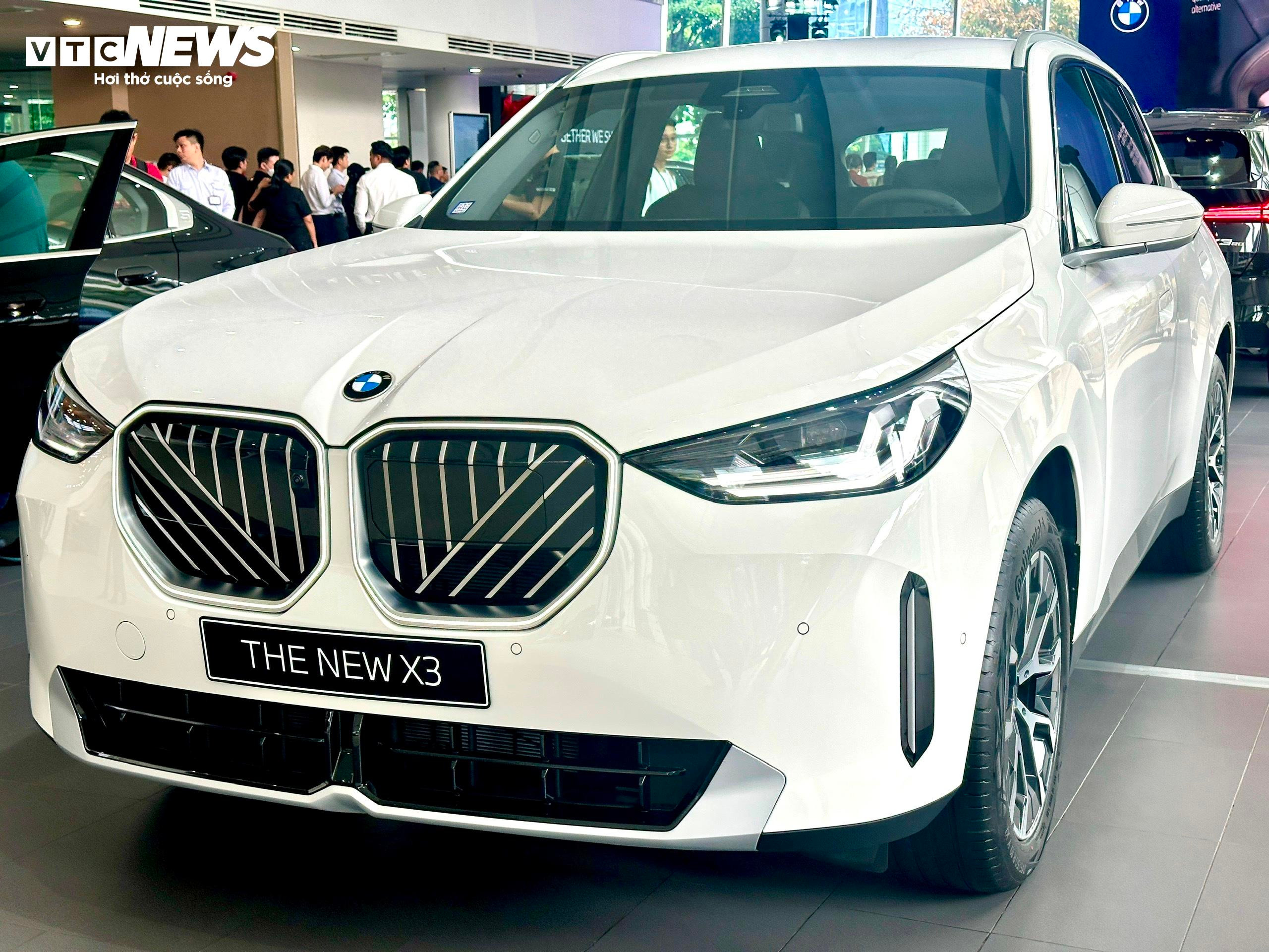 Ngoại thất được thiết kế với các đường nét sắc sảo, mang lại cảm giác liền mạch, tối giản. Xe được nâng cấp với tỷ lệ thiết kế mới, dài hơn 34 mm (4.755 mm), rộng hơn 29 mm (1.920 mm), thấp hơn 25 mm (1.660 mm), tối ưu tính khí động học. (Ảnh: Mạnh Hùng)