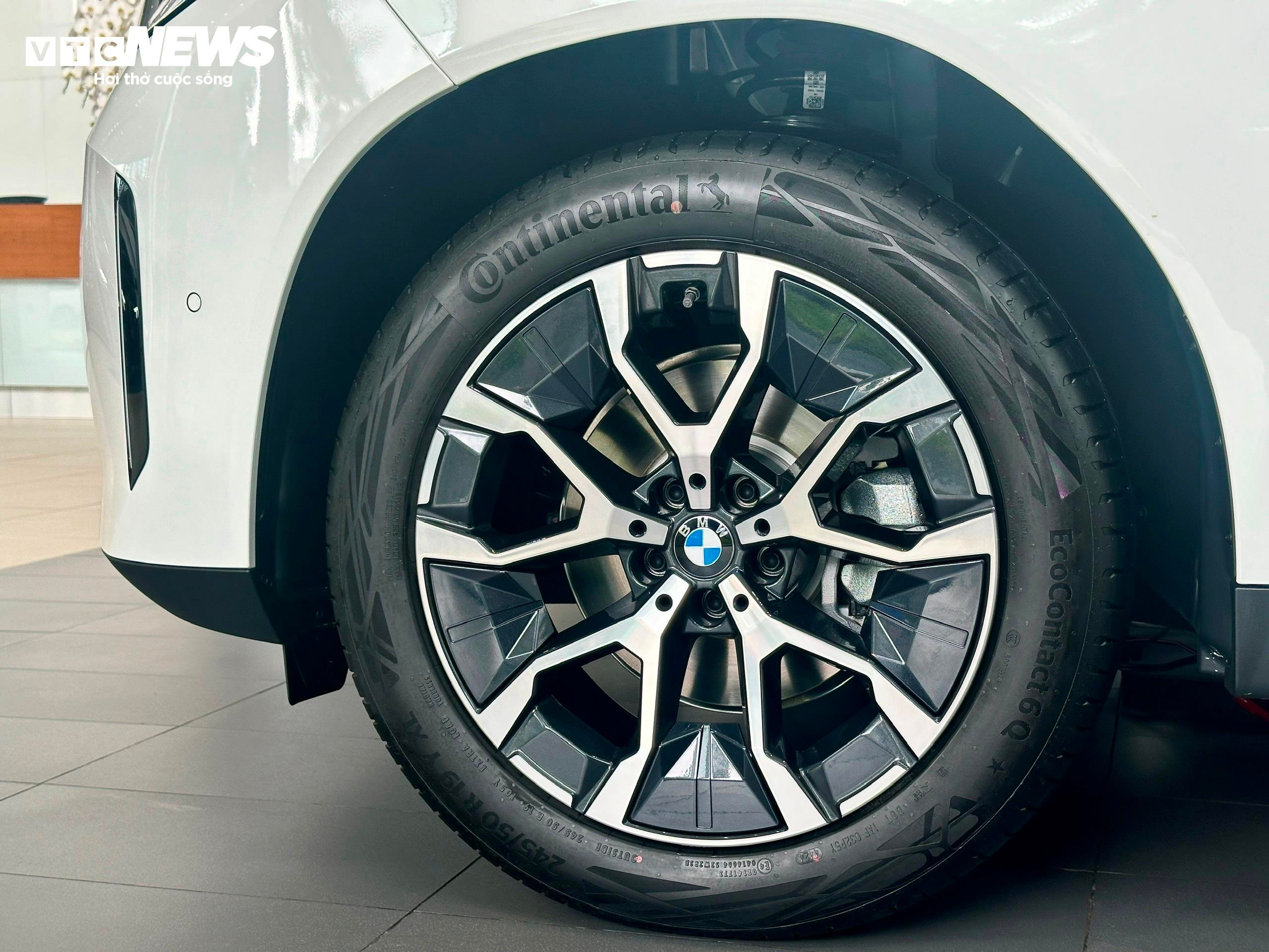 Phiên bản BMW X3 20 xDrive được trang bị mâm khí động học 19 inch. Phiên bản cao cấp BMW X3 20 xDrive M Sport sử dụng mâm hợp kim nhẹ M 20 inch, cùng các chi tiết được thiết kế riêng theo gói M Sport, mang đến ngoại hình khác biệt và nâng cao hiệu năng của xe. (Ảnh: Mạnh Hùng)