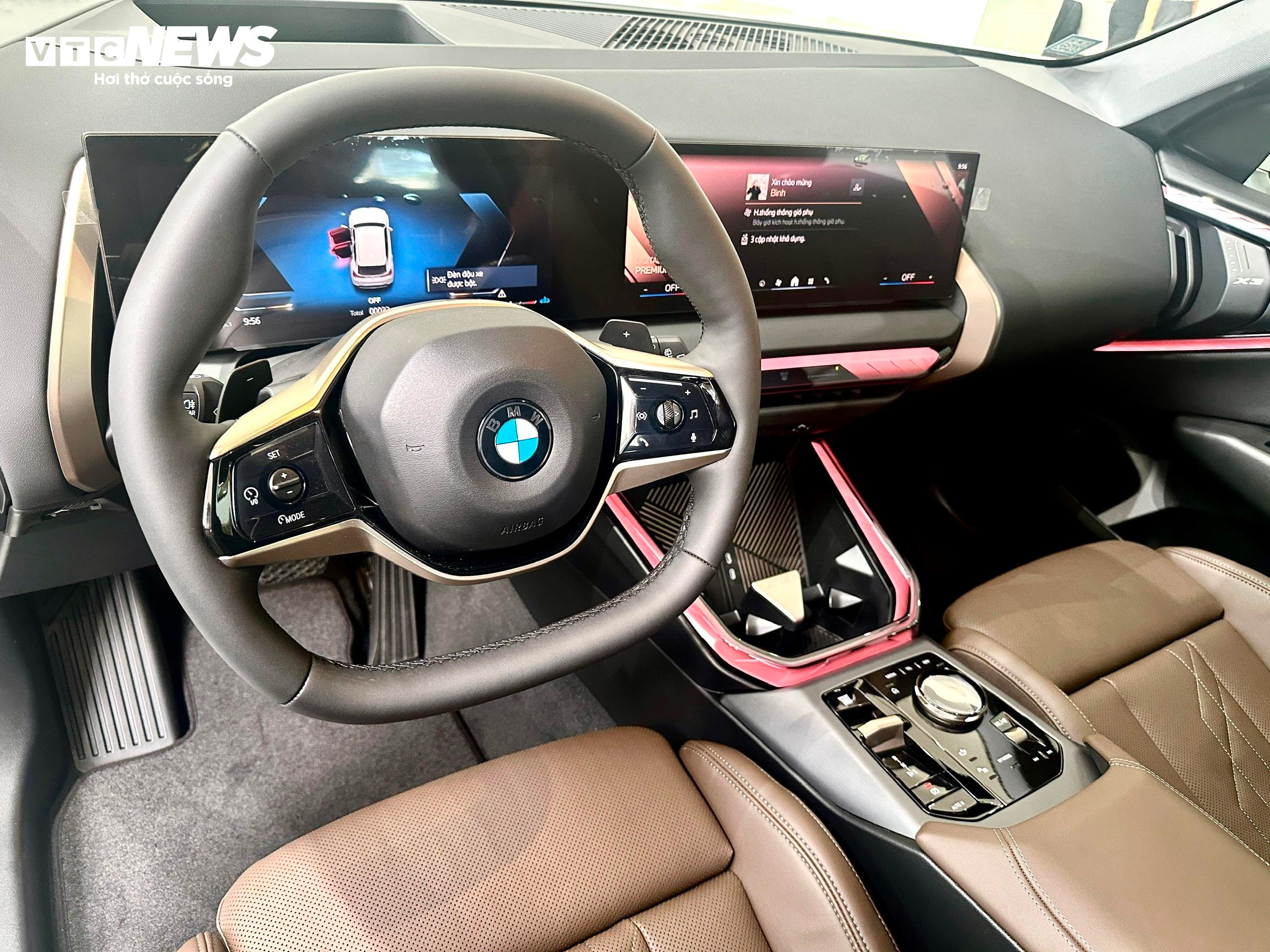 Hệ thống đèn nội thất độc đáo được bố trí ở bệ điều khiển, ốp cửa, và đèn viền hiển thị hiệu ứng “Chào mừng” và “Tạm biệt”. Xe còn được trang bị khay để đồ tích hợp sạc không dây, kết nối Bluetooth, USB-C, ổ cắm điện 12V ở bảng điều khiển và khoang hành lý tiện dụng. Ghế ngồi được bố trí rộng rãi, linh hoạt với chức năng chỉnh điện và được bọc da Veganza cao cấp. (Ảnh: Mạnh Hùng)