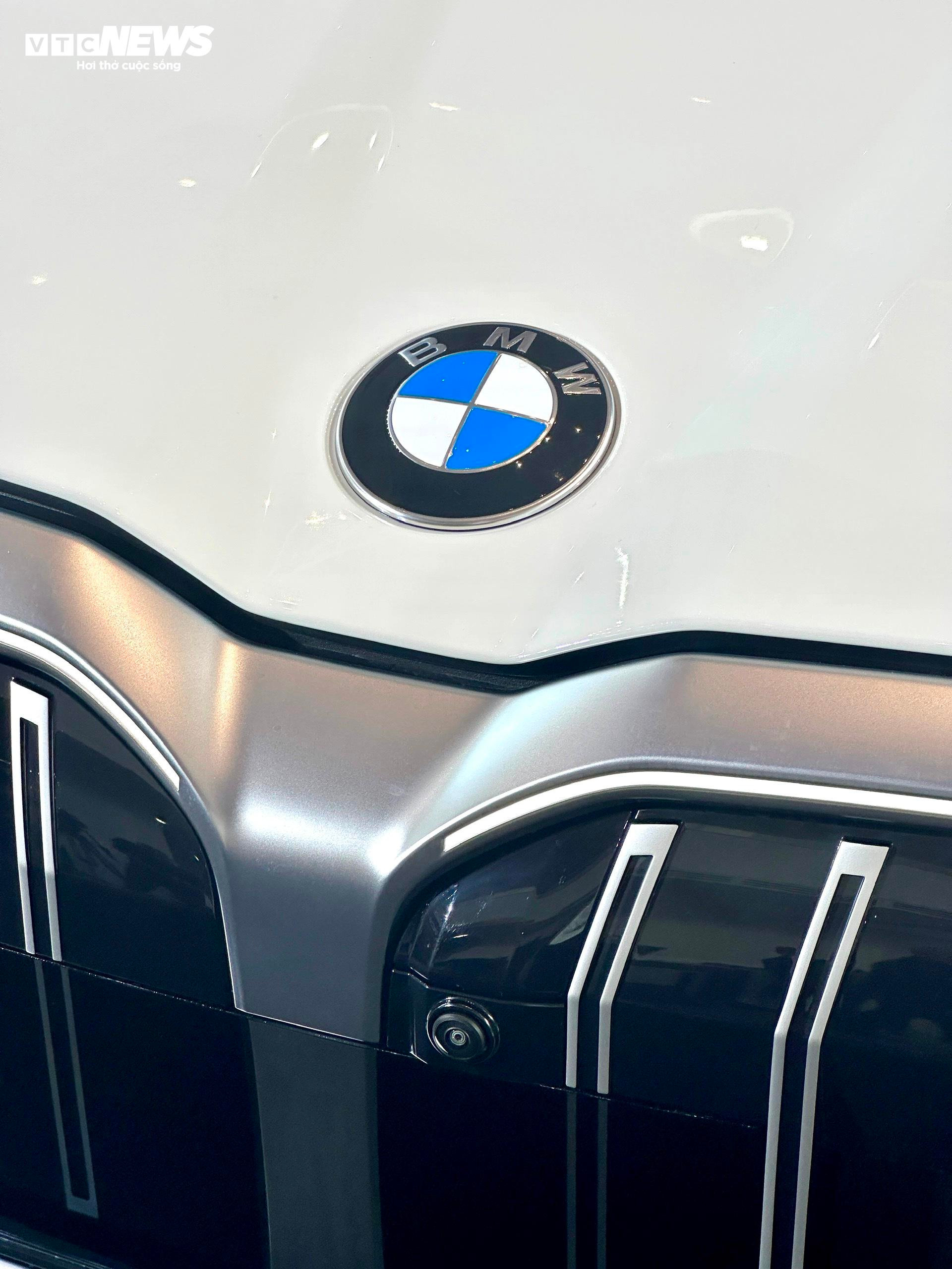 Mẫu xe trang bị hệ thống điều khiển BMW iDrive tiên tiến với tính năng QuickSelect, tích hợp trực tiếp trên cụm màn hình Curved Display.