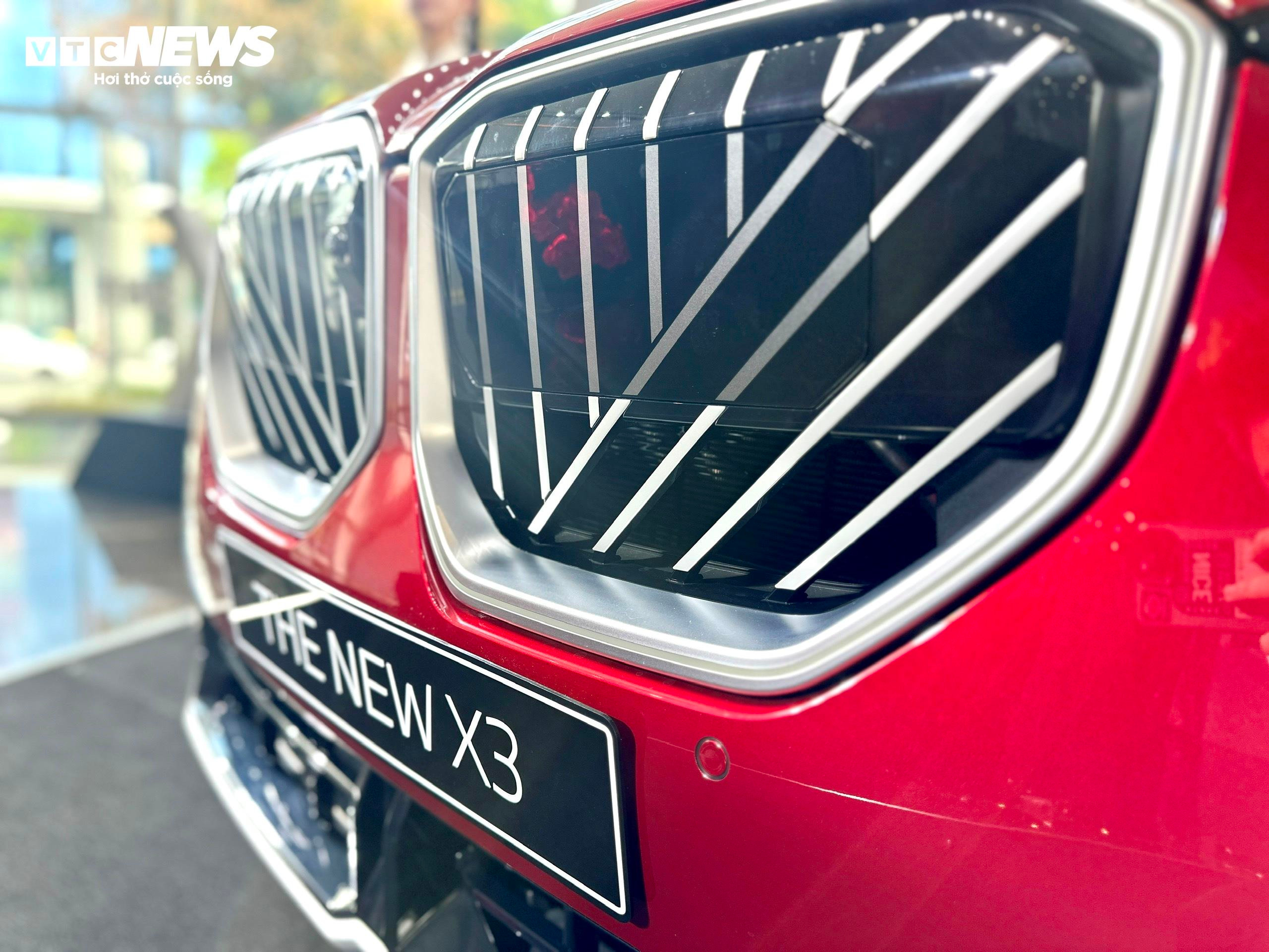 Phần đầu xe nổi bật với lưới tản nhiệt hình “quả thận” cỡ lớn được đặt thẳng đứng, tạo nên vẻ ngoài cá tính. Lưới tản nhiệt được làm mới với các nan dọc và chéo đan xen. Hệ thống đèn viền BMW Iconic Glow gia tăng nhận diện cho lưới tản nhiệt. (Ảnh: Mạnh Hùng)