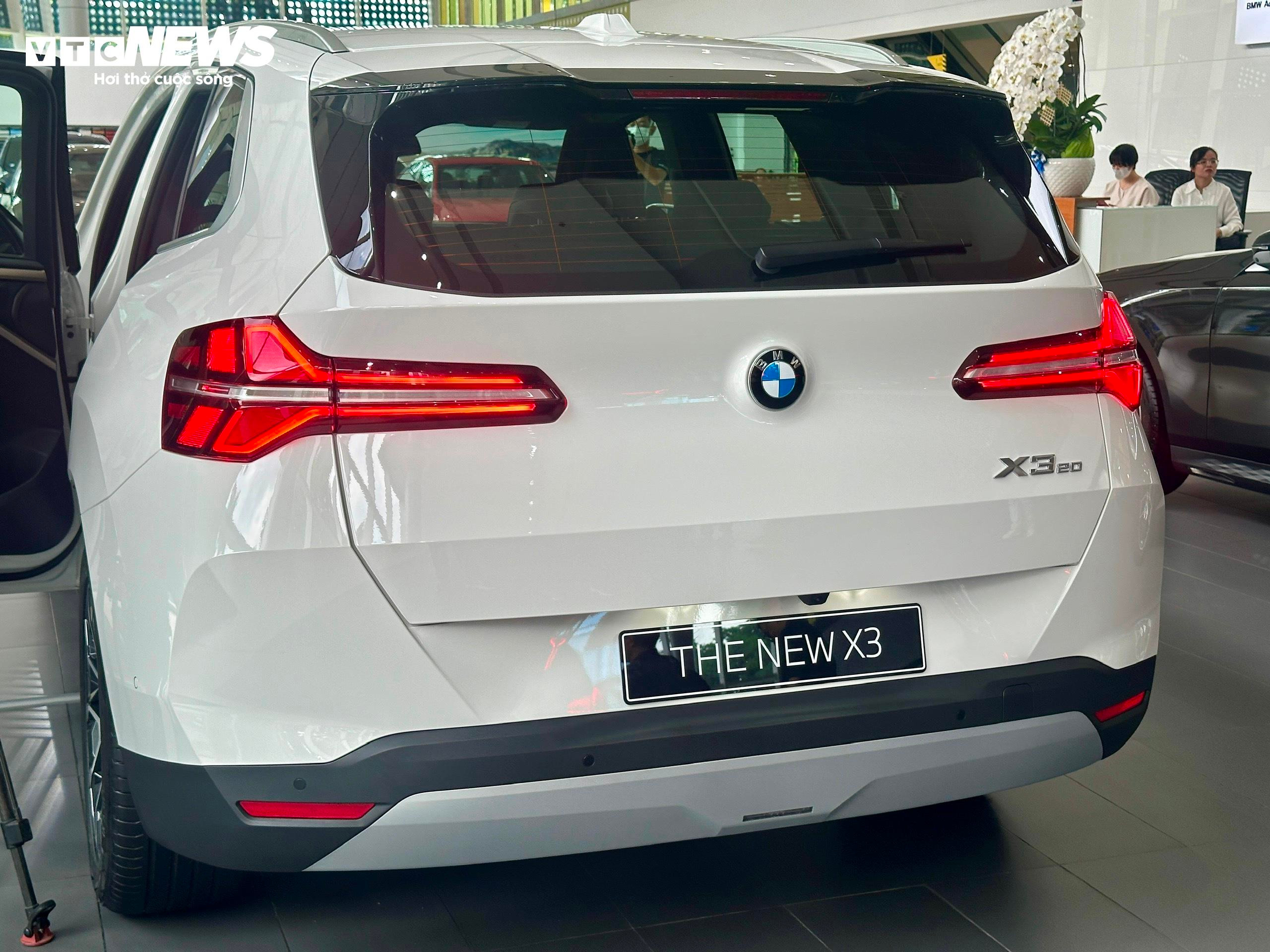 Tất cả phiên bản đều sử dụng hộp số Steptronic 8 cấp với lẫy chuyển số trên vô lăng và hệ dẫn động toàn thời gian thông minh BMW xDrive, mang lại khả năng phân bổ lực kéo linh hoạt trên cả bốn bánh xe. Ngoài ra, phiên bản BMW X3 20 xDrive M Sport được bổ sung chức năng Sport Boost cho những pha bứt tốc đầy phấn khích. (Ảnh: Mạnh Hùng)