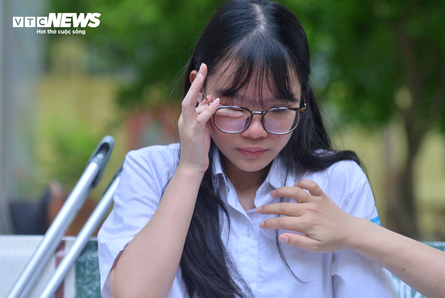Nữ sinh bật khóc vì làm bài thi môn Ngữ văn không tốt như mong muốn.