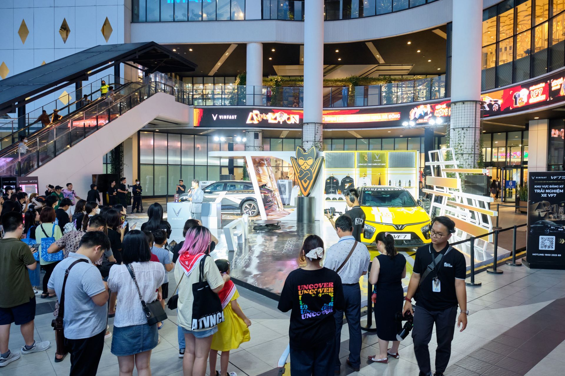 Những chiếc VF 7 được thiết kế độc bản thu hút sự chú ý của nhiều khách tham quan Aeon Mall Hà Đông.