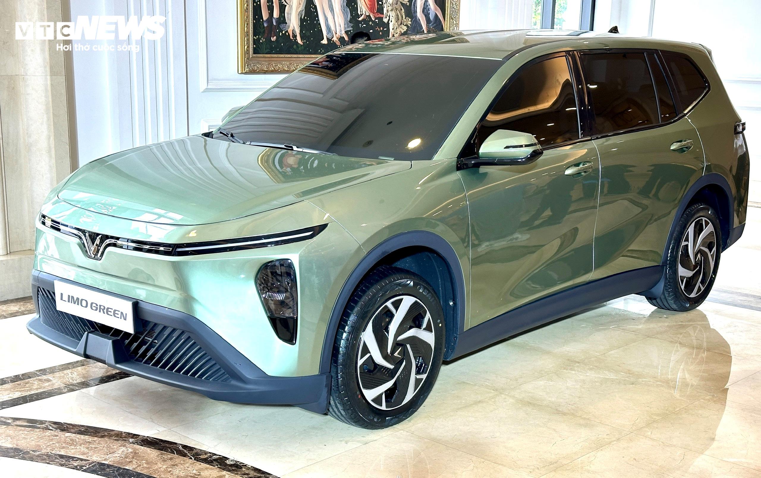 Limo Green có ngôn ngữ thiết kế tương đồng với các dòng xe của VinFast hiện nay, là mẫu xe MPV 7 chỗ ngồi thoải mái với phong cách hiện đại, đường nét trẻ trung. Đây là cũng là mẫu MPV đầu tiên của hãng Việt kể từ khi thành lập vào 2017. (Ảnh: Mạnh Hùng)