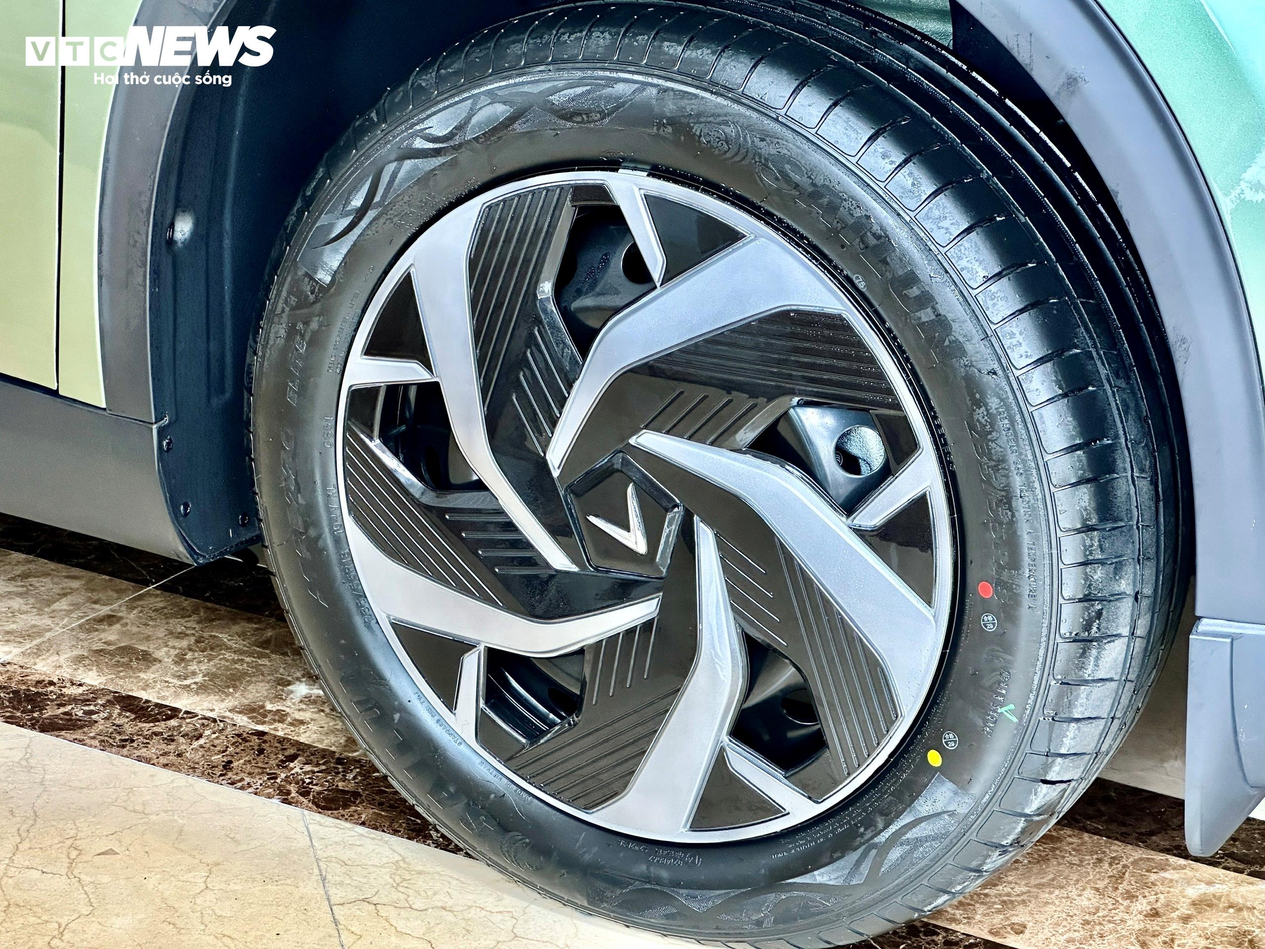 La-zăng của xe có kích thước 18 inch. (Ảnh: Mạnh Hùng)