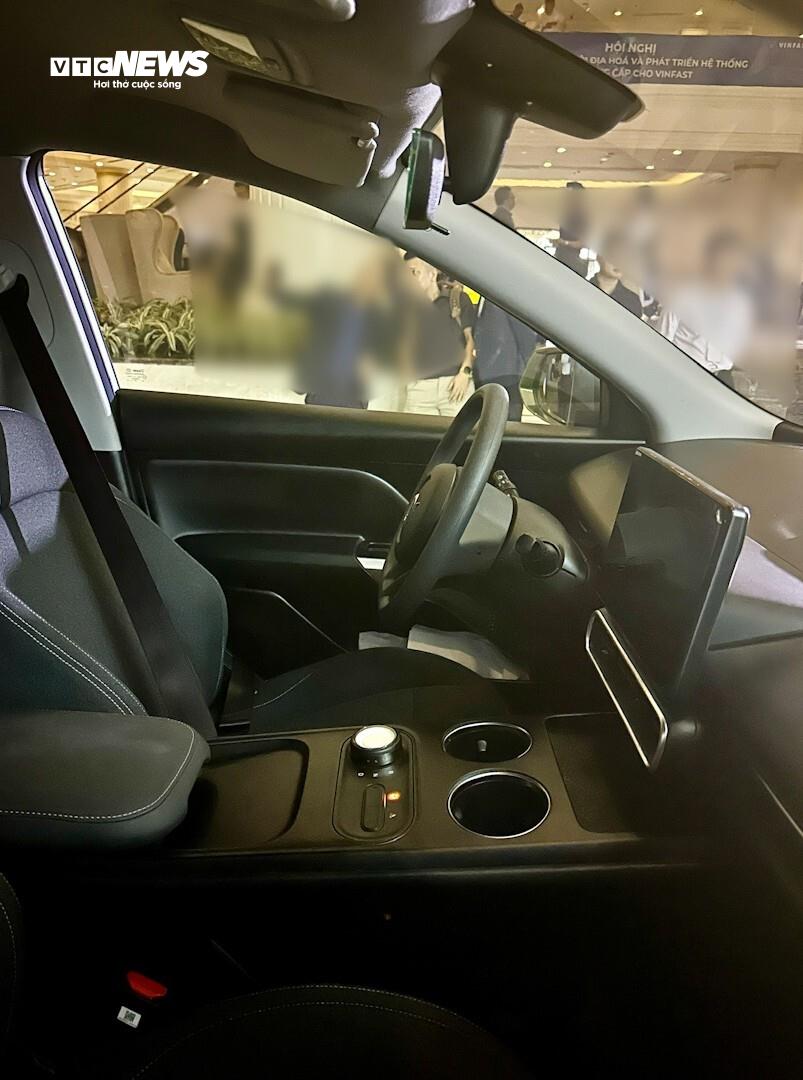 Không gian khoang lái của VinFast Limo Green trong phiên bản trưng bày. (Ảnh: Mạnh Hùng)
