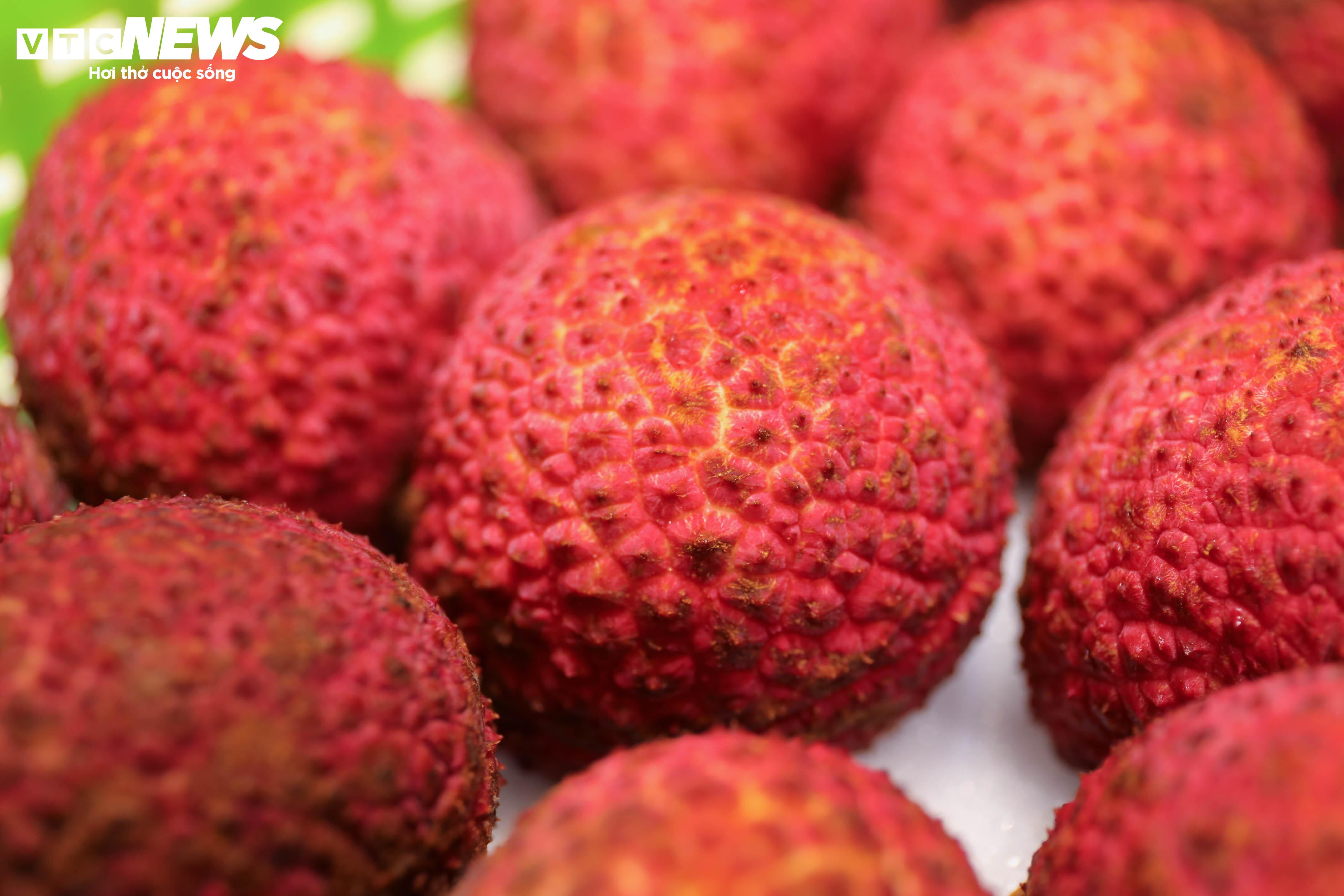 Vải không hạt Trung Quốc đổ bộ chợ Việt, giá gần 1 triệu đồng/kg - 2