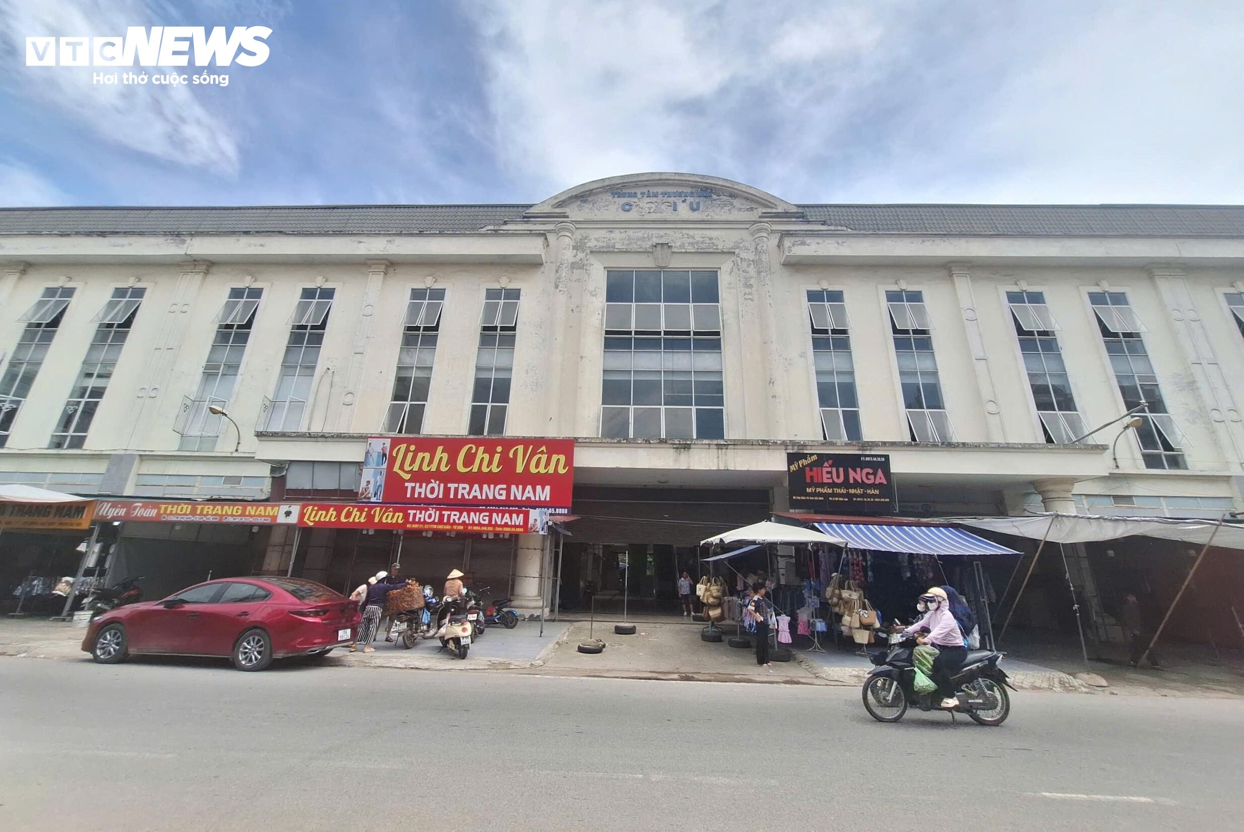 Cảnh tượng đìu hiu ở chợ Giầu khi các tiểu thương đóng cửa, không kinh doanh.
