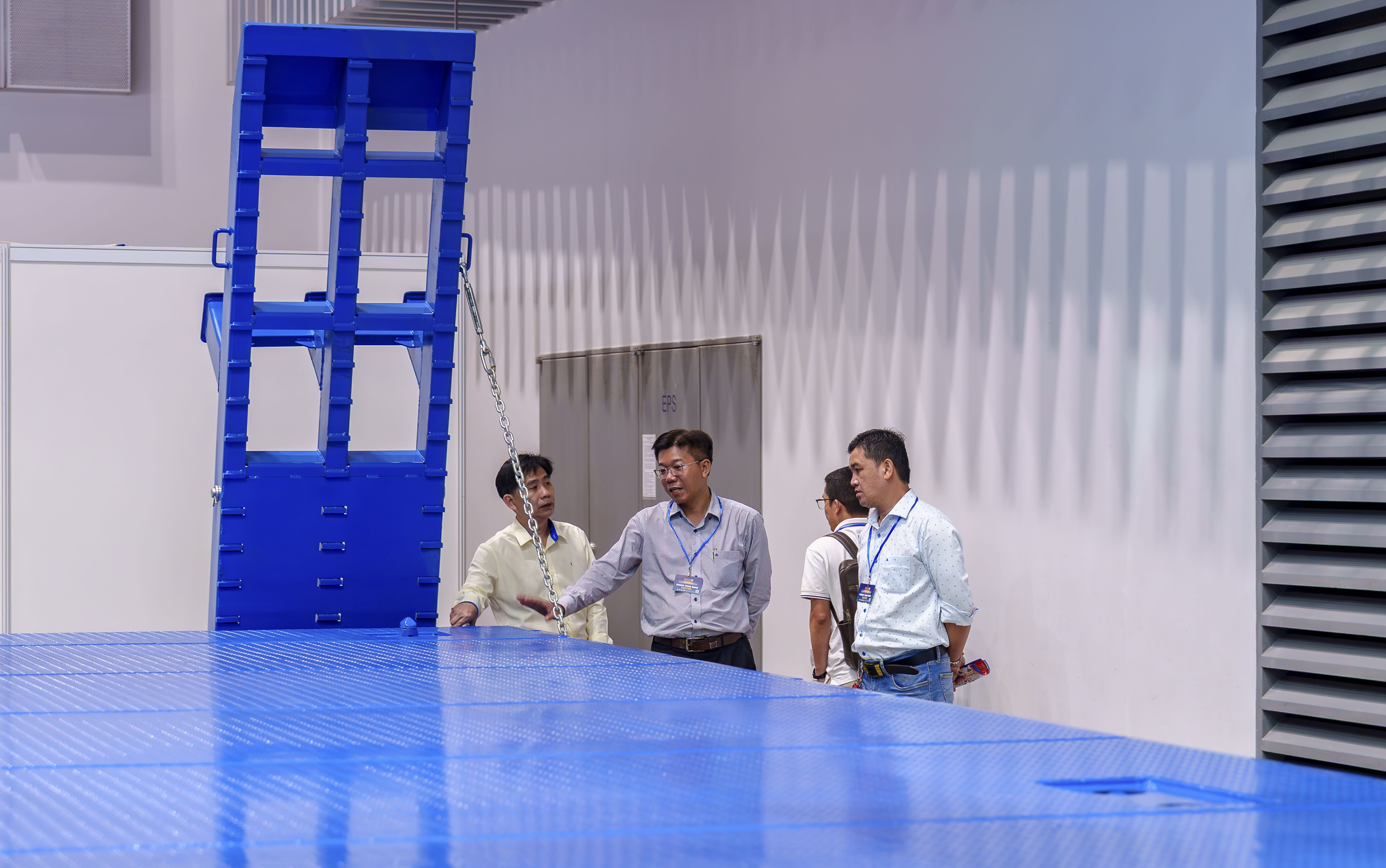 Khách hàng tham quan, đánh giá sản phẩm SMRM Thaco Trailers.