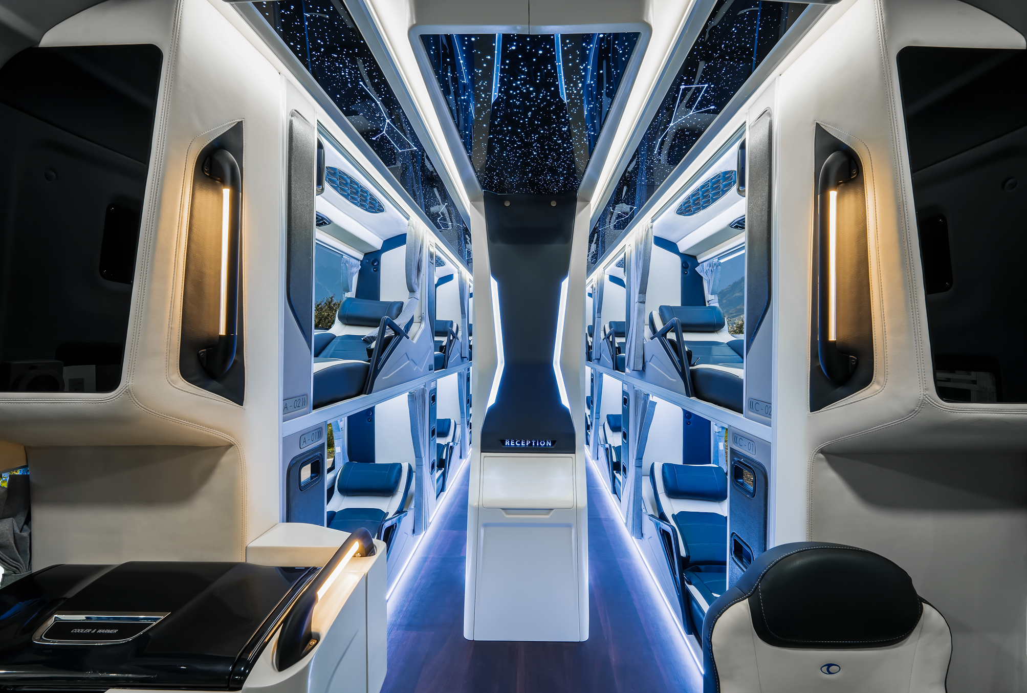 Khoang hành khách rộng rãi, sang trọng.