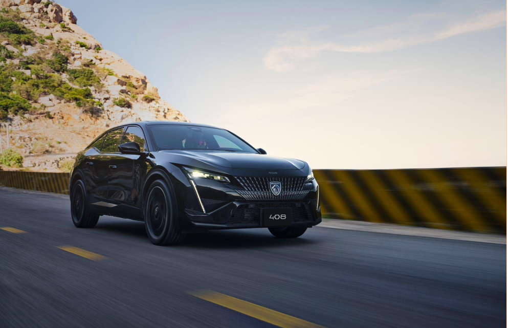 Peugeot 408 trang bị động cơ 1.6L tăng áp PureTech, cho khả năng vận hành ấn tượng.