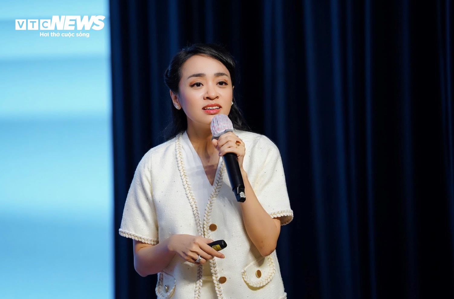 ThS.BS Trương Nhật Khuê Tường giải đáp thắc mắc cho sinh viên. (Ảnh: Lương Ý)