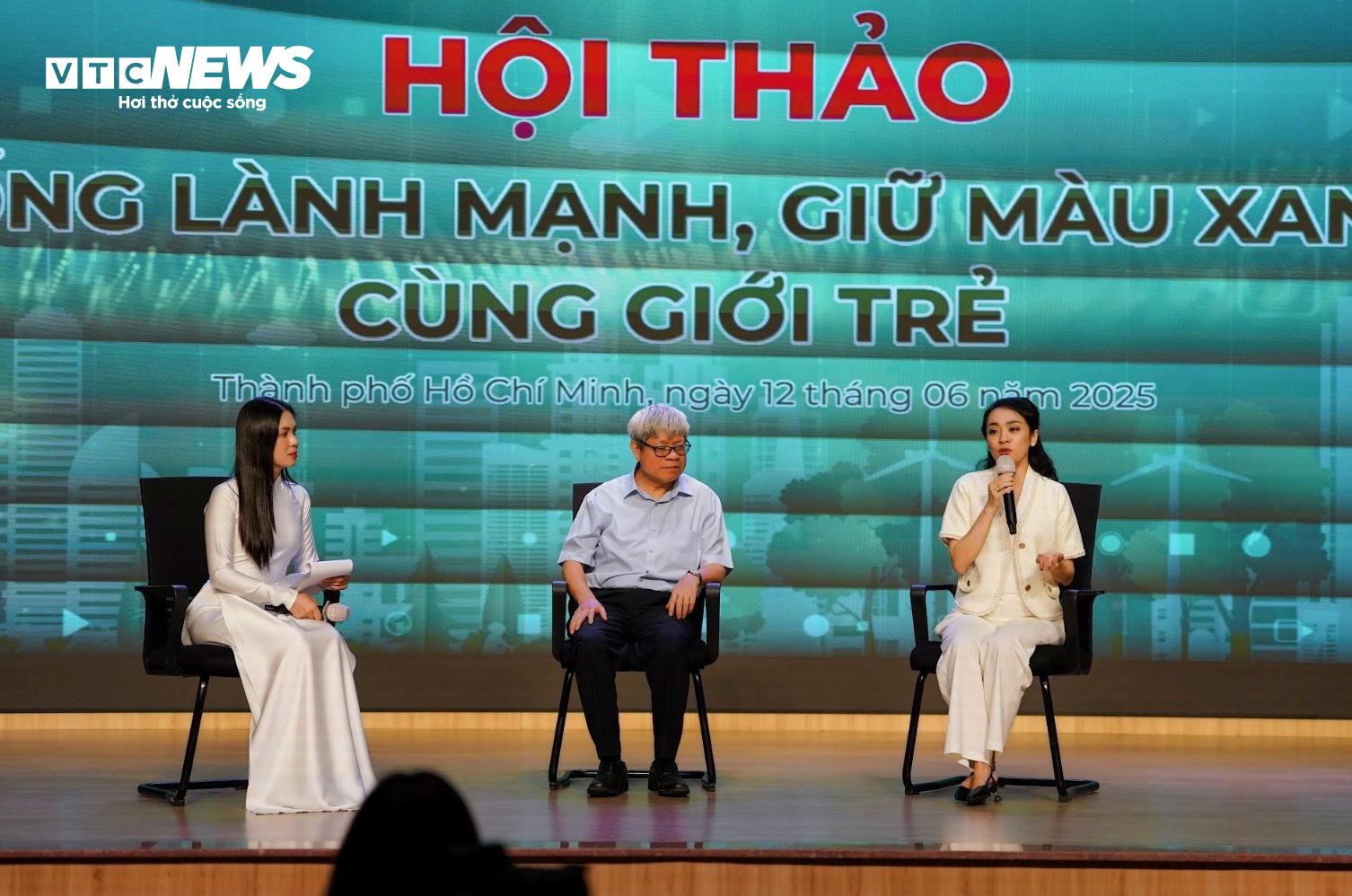 Các chuyên gia tư vấn cho sinh viên cách ăn đủ chất, sống xanh. (Ảnh: Lương Ý)
