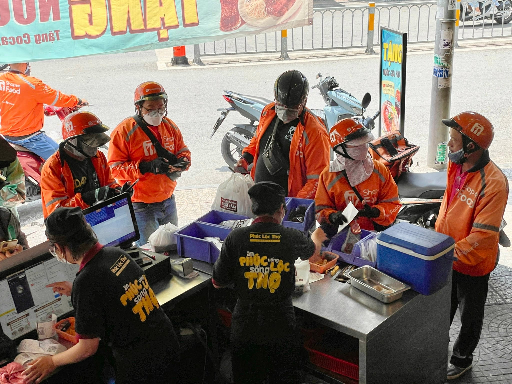 Một khảo sát gần đây cho thấy cứ 2 người Việt đặt đồ ăn qua app thì một người vào ShopeeFood như thói quen. (Ảnh: P. Minh)