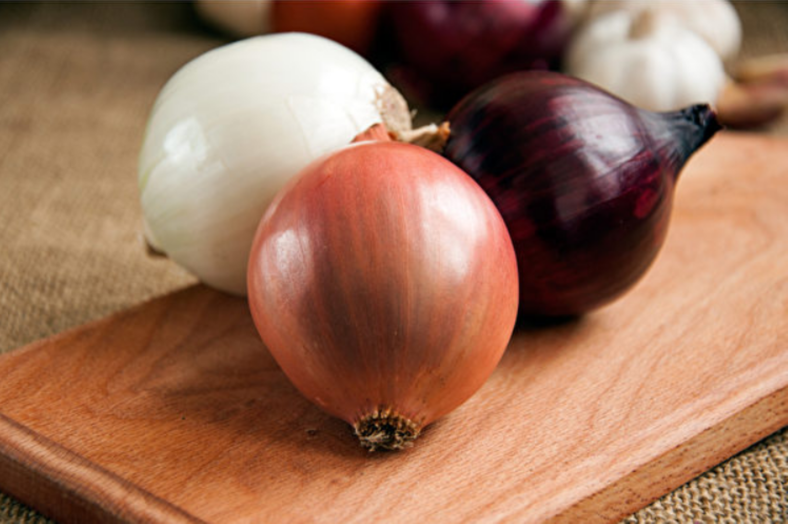 Hành tây là một trong những loại rau củ được tiêu thụ phổ biến nhất (Ảnh: Shutterstock)