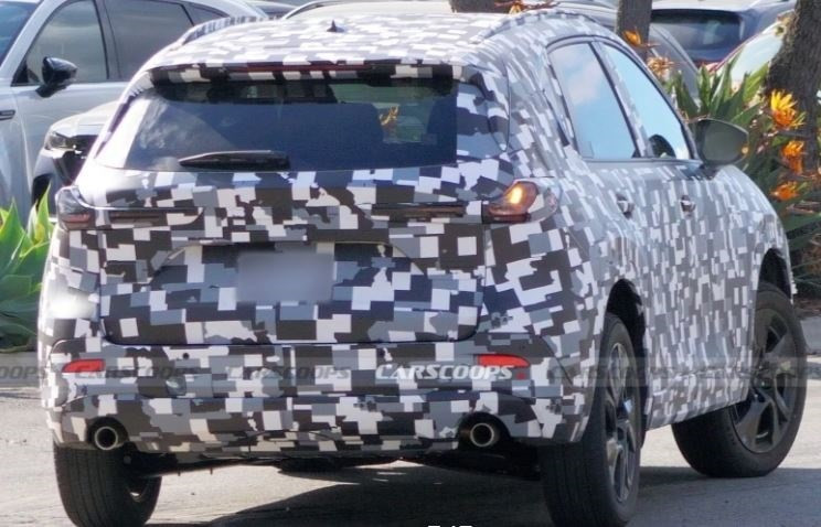 Mazda CX-5 nhìn từ phía sau, ngoại thất được nguỵ trang. (Ảnh: Carscoops)