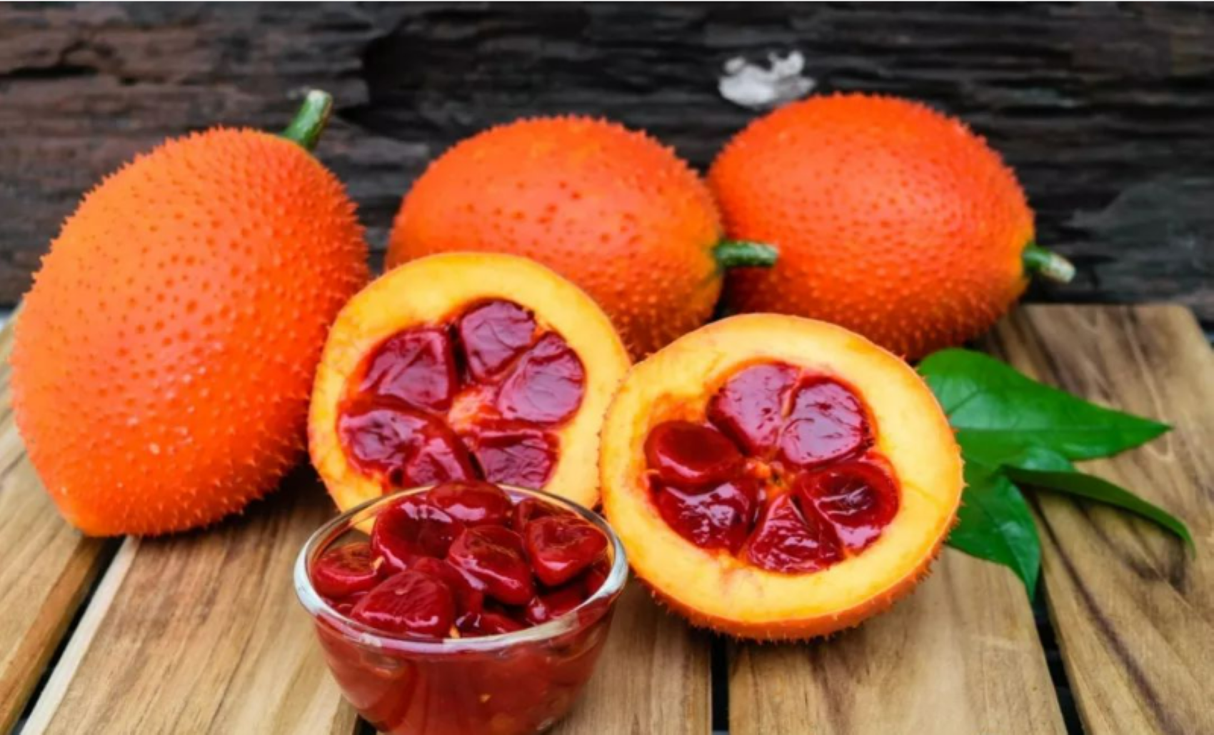 Loại quả này màu đỏ cam tươi, có gai nhỏ trên bề mặt. (Ảnh: Sohu)