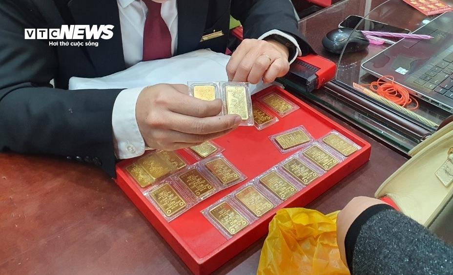 Giá vàng liên tục tăng khiến nhà đầu tư băn khoăn nên mua vào hay bán ra. (Ảnh minh họa: Công Hiếu)