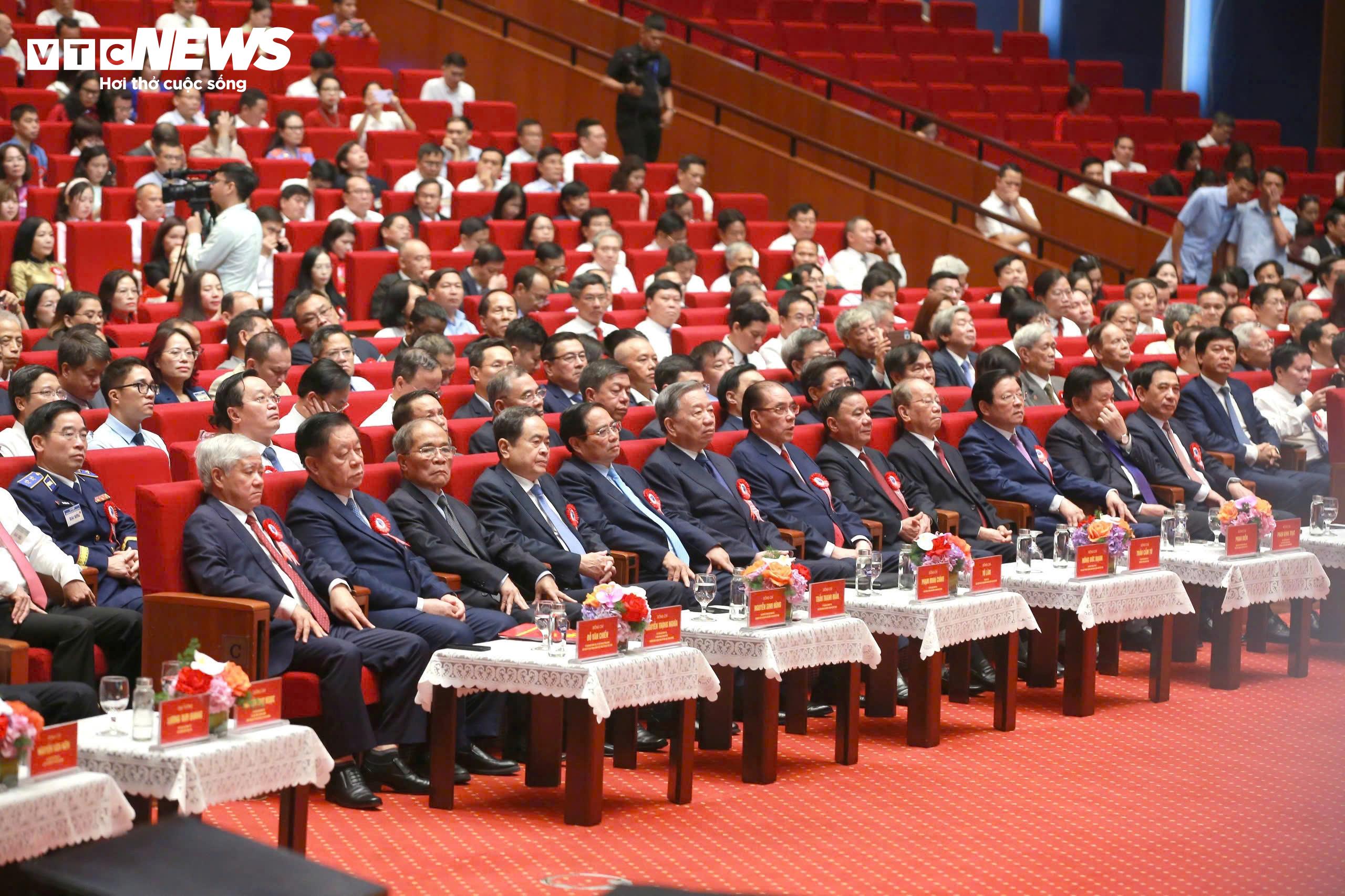 Lãnh đạo, nguyên lãnh đạo Đảng và Nhà nước tham dự lễ kỷ niệm. (Ảnh: Đắc Huy)