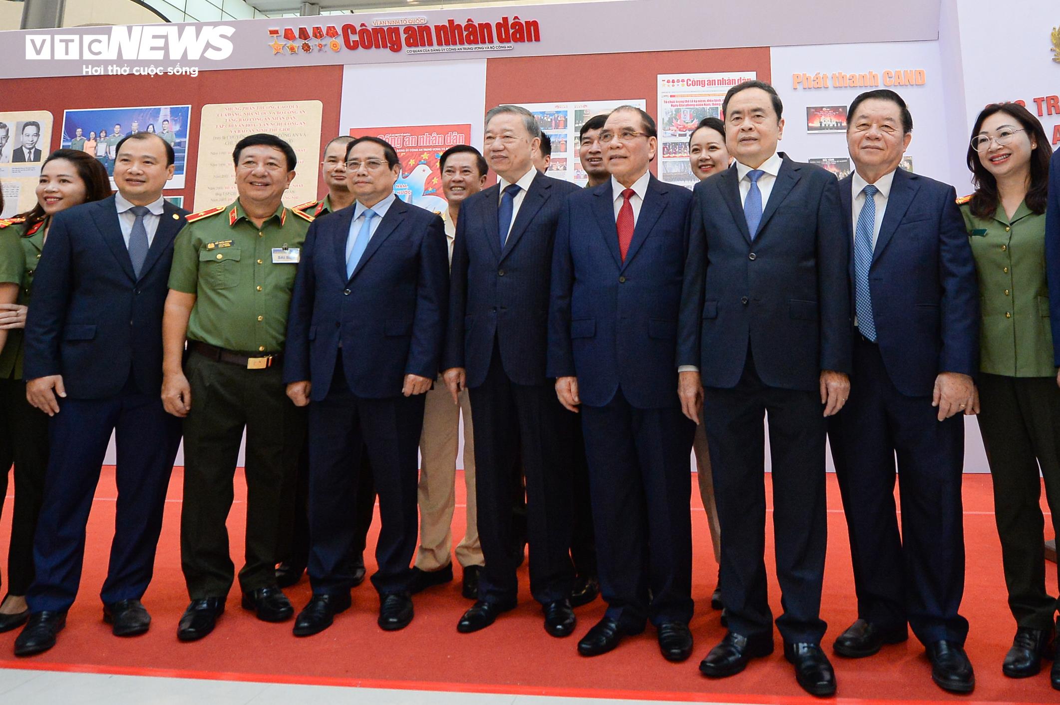 Tổng Bí thư Tô Lâm, Thủ tướng Phạm Minh Chính, Chủ tịch Quốc hội Trần Thanh Mẫn và các đại biểu tham quan gian trưng bày của Khối Báo chí Công an tại Hội Báo toàn quốc 2025.