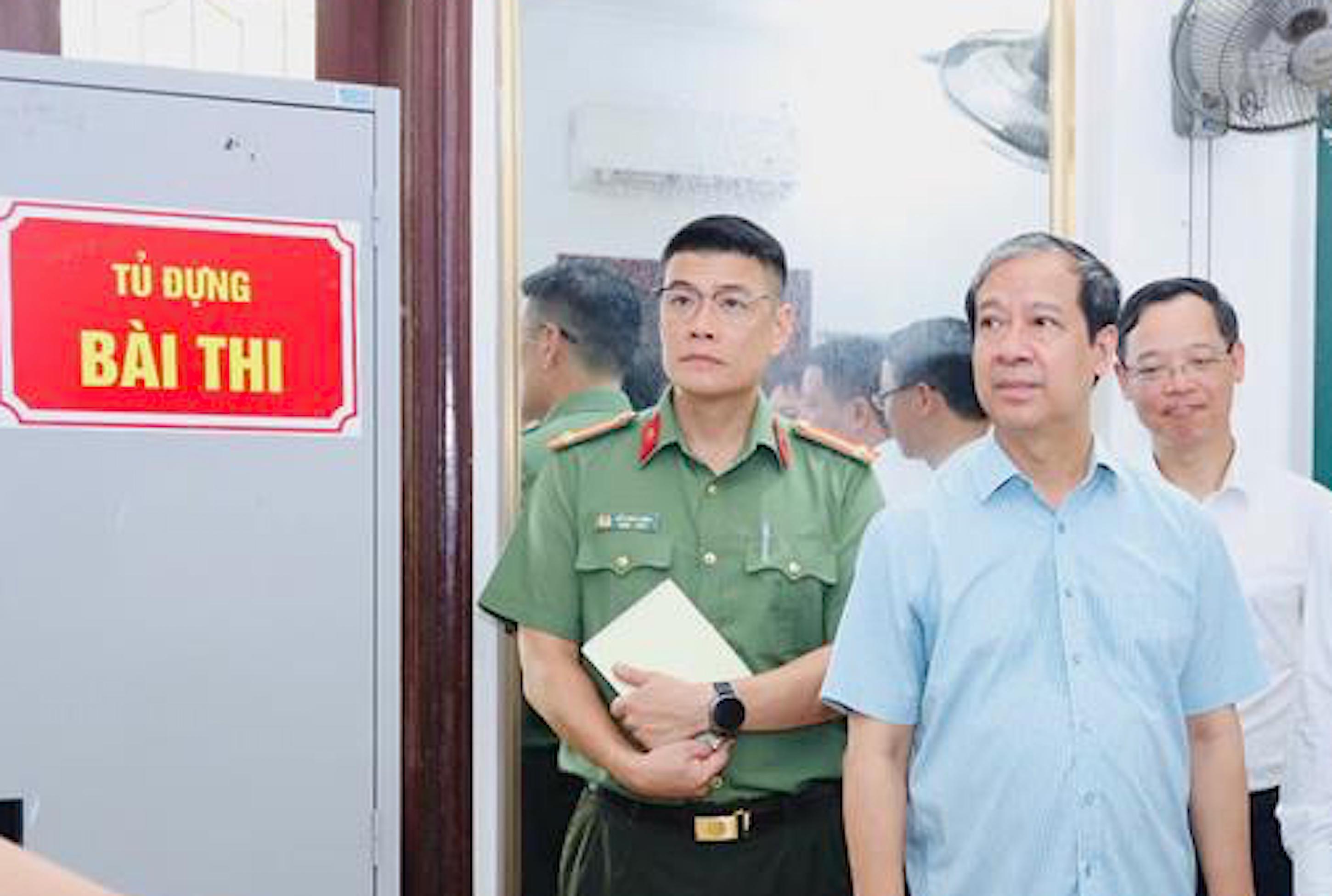 รัฐมนตรีว่าการกระทรวงศึกษาธิการและการฝึกอบรม เหงียน คิม ซอน ตรวจเยี่ยมการเตรียมการสอบวัดระดับมัธยมศึกษาตอนปลาย ปี 2568