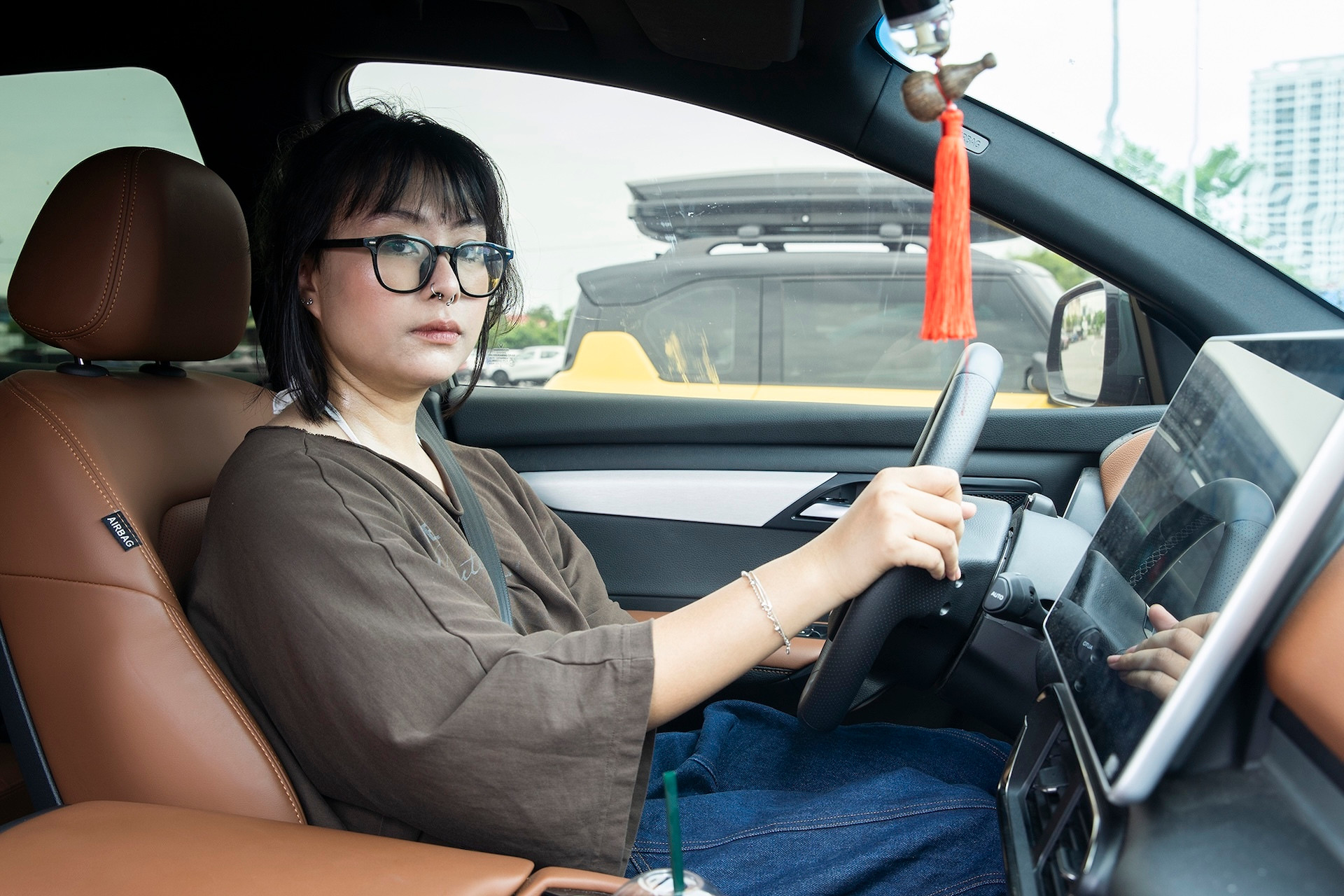 Chị Dương Thị Thanh Thảo, một chủ xe VinFast VF 8 thì đánh giá cao vị trí thuận lợi của trạm. “Trạm sạc này xây ngay ga metro Nhổn, còn mình đang học tại trường Đại học Quốc gia Hà Nội, nên rất tiện cho việc di chuyển và sạc pin”, chị Thảo cho biết.