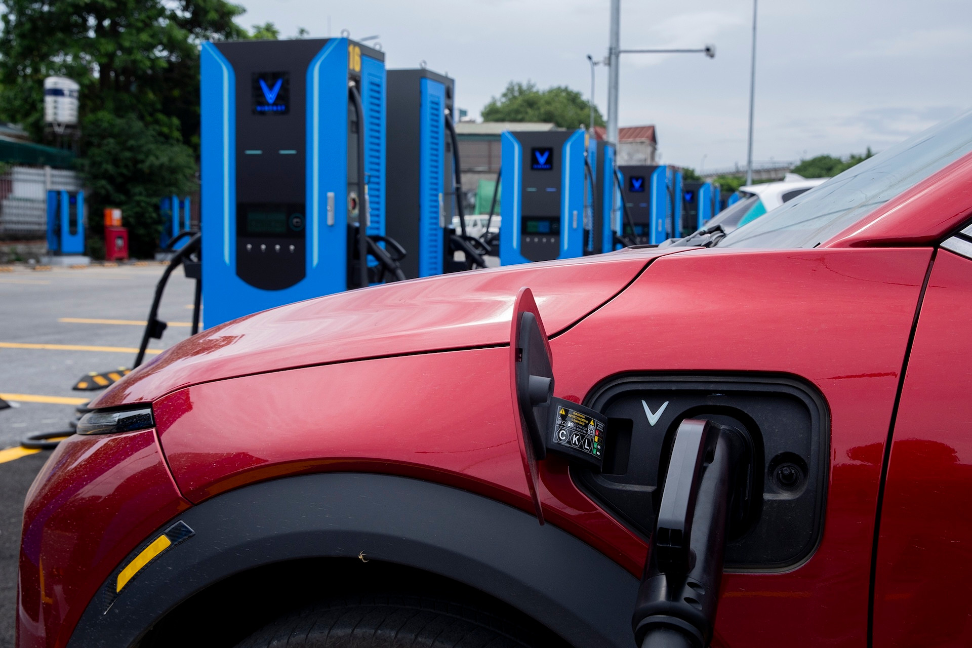 Ngoài trạm sạc này, V-Green đang liên tục triển khai nhiều trạm sạc với số lượng lớn trụ siêu nhanh tại các địa điểm khác ở Hà Nội như 131 Nguyễn Phong Sắc, bến xe Yên Nghĩa, bến xe Giáp Bát… V-Green dự kiến sẽ nhân rộng mô hình này ra nhiều tỉnh thành trên cả nước, mang tới sự thuận tiện tối ưu cho người dùng xe điện Việt.