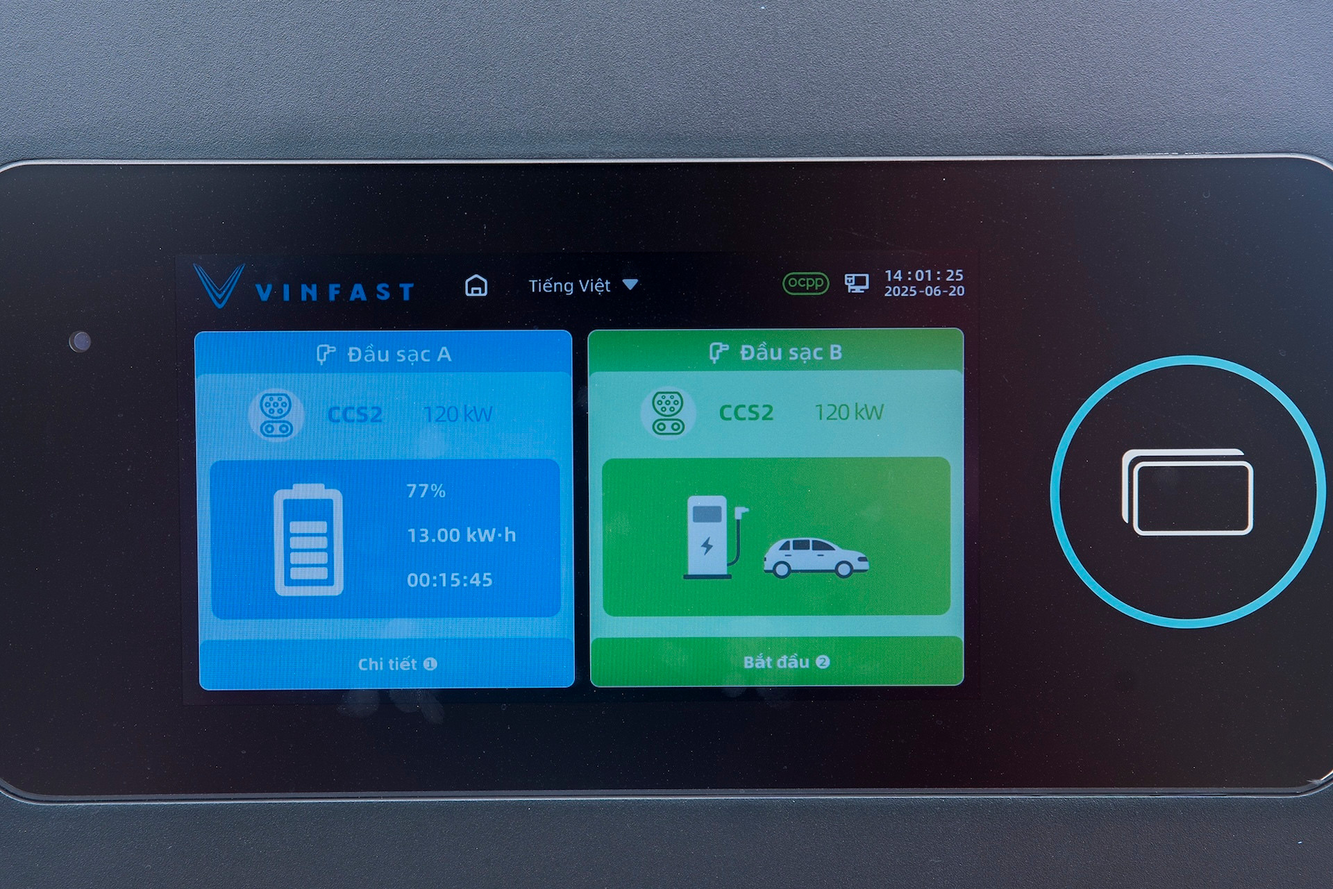 Toàn bộ trụ sạc đều đáp ứng tiêu chuẩn cao nhất hiện nay. Trên thân trụ sạc có màn hình hiển thị các thông tin chi tiết như mức pin tức thời của xe, số điện tiêu thụ, thời gian xe đã sạc.