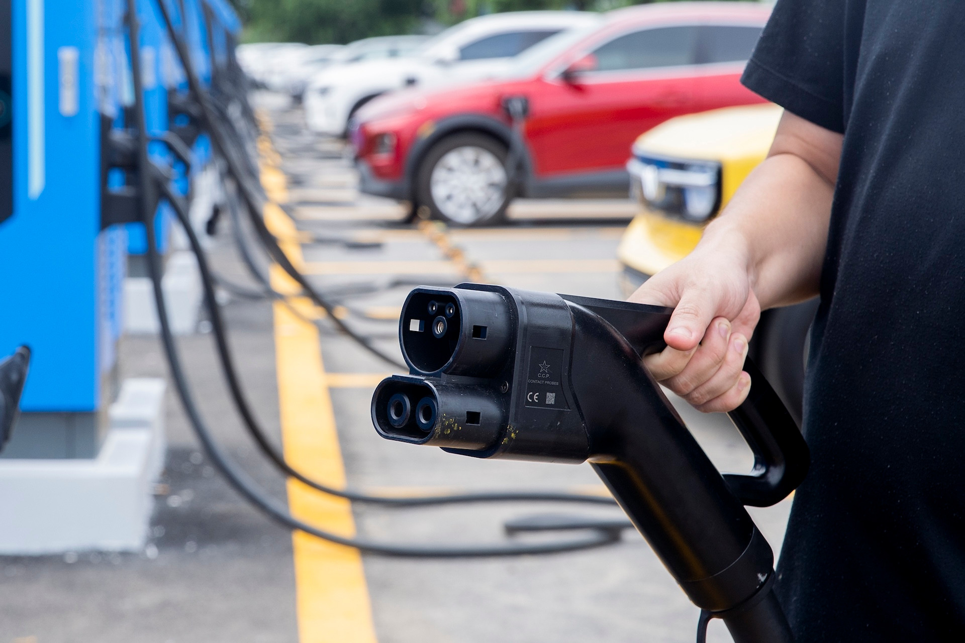 Mỗi trụ sạc có 2 cổng sạc theo tiêu chuẩn CCS2 quốc tế. Như vậy, tất cả các dòng xe điện VinFast bao gồm VF 3, VF e34, VF 5, VF 6, VF 7, VF 8 và VF 9 đều có thể sạc ở đây.