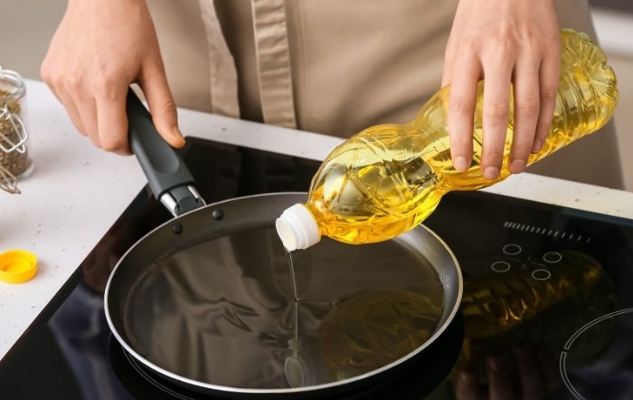 Dầu sử dụng trong chăn nuôi và dầu ăn sử dụng cho người hoàn toàn khác nhau từ khâu chế biến đến sử dụng. (Ảnh minh hoạ)