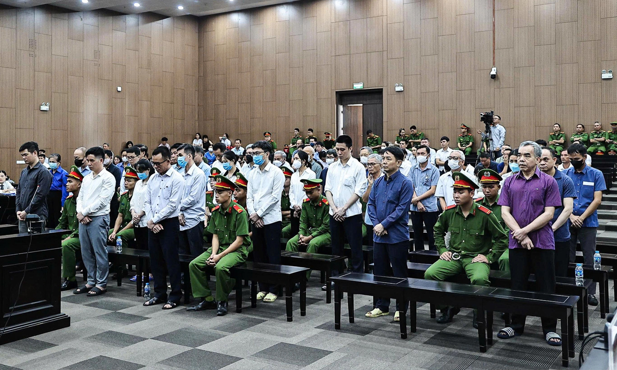 Các bị cáo trong phiên tòa sơ thẩm vụ án sai phạm xảy ra tại Tập đoàn Phúc Sơn và một số địa phương liên quan. (Ảnh: Phương Nguyên)