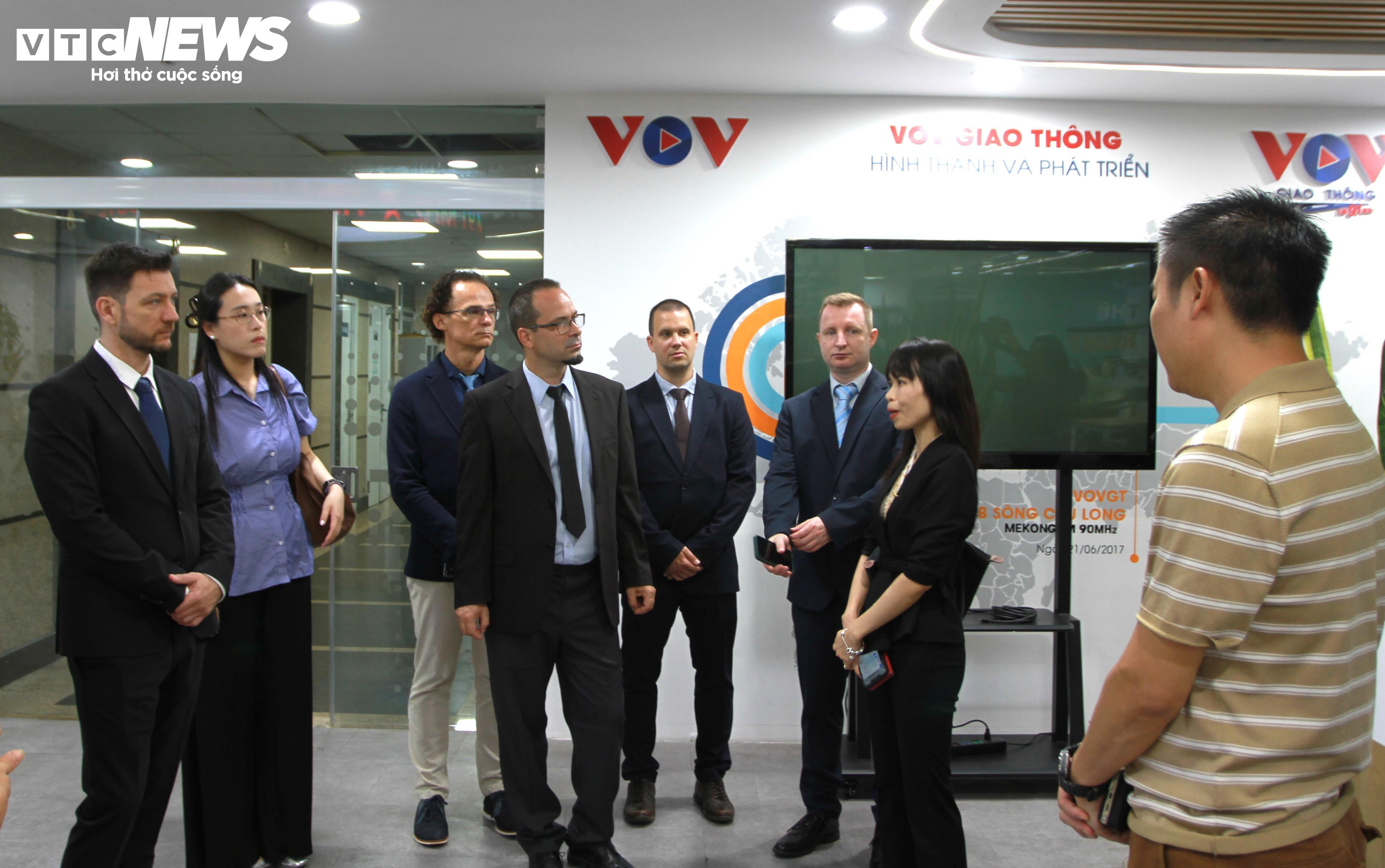 Đoàn đại biểu Hungary đi thăm các kênh của VOV.