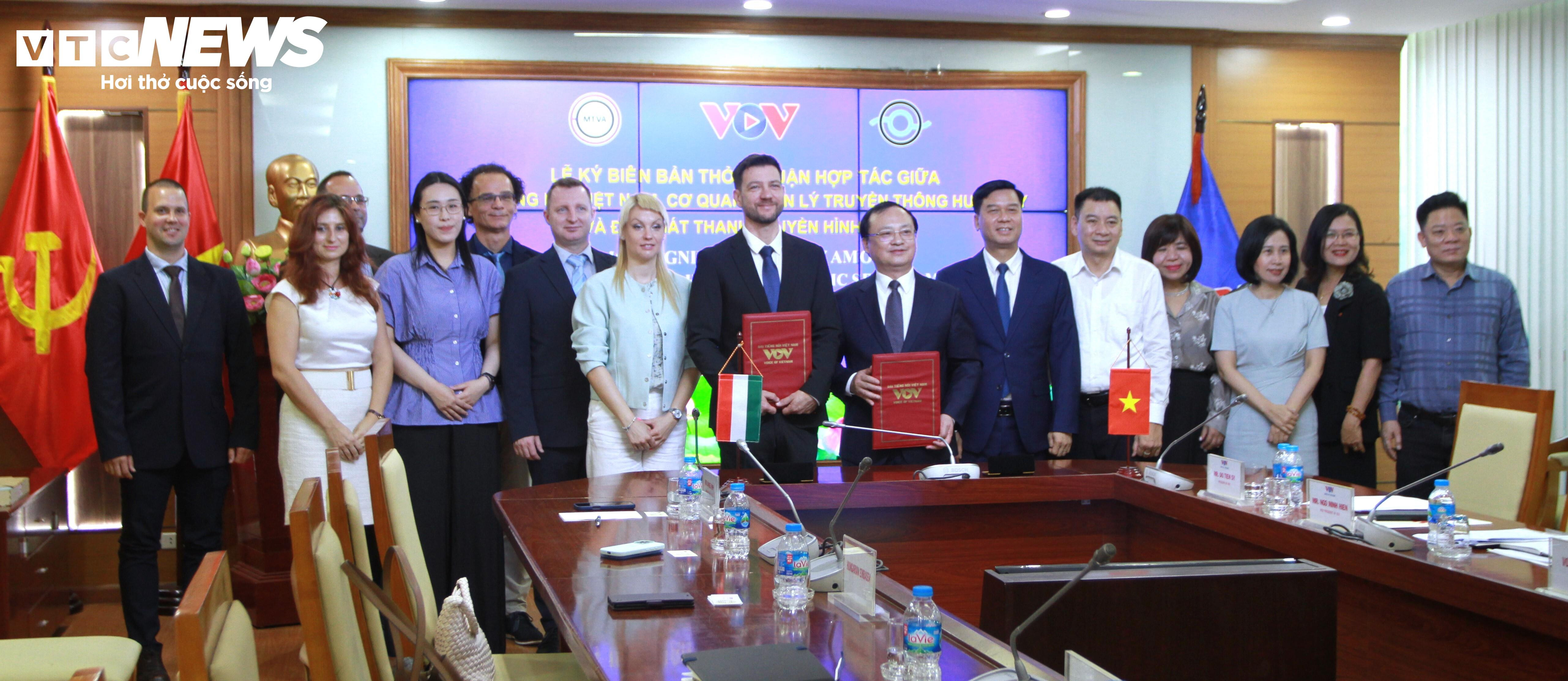 Các đại biểu chụp ảnh lưu niệm.