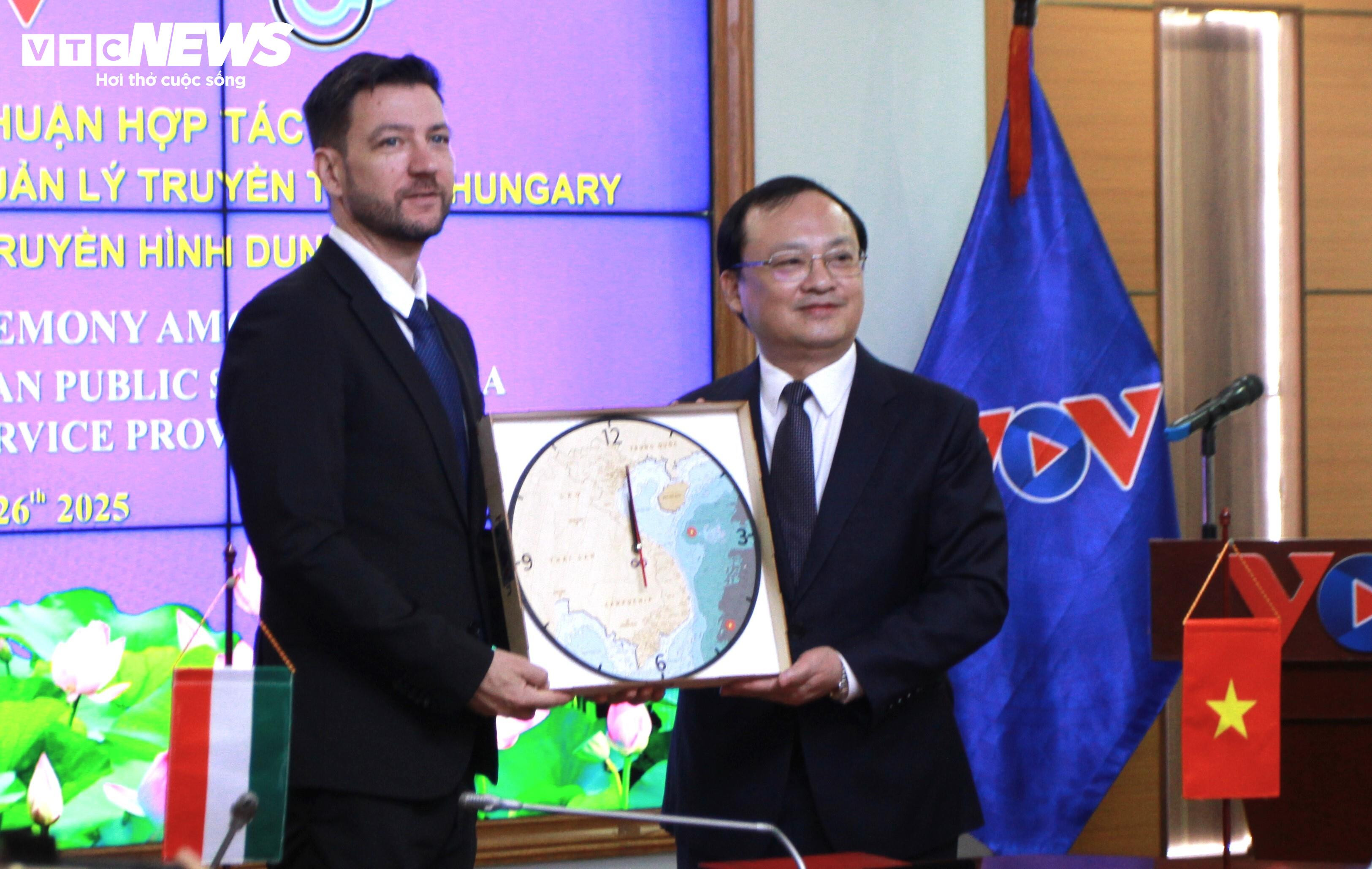Tổng Giám đốc Đài Tiếng nói Việt Nam trao quà lưu niệm cho đoàn Hungary.